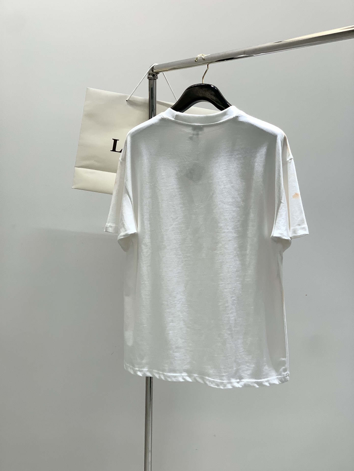 ，Loewe 罗意威，2025夏季最新款，专柜同步有售，原单狠货，时尚休闲圆领短袖T恤，上身很有特点！吸