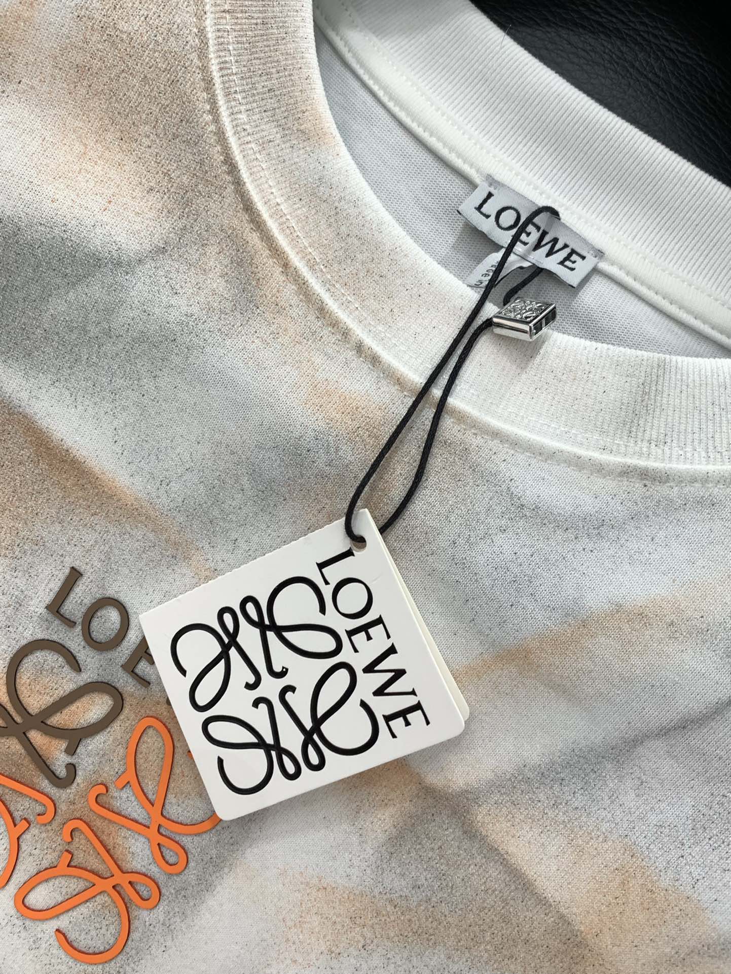 ，Loewe 罗意威，2025夏季最新款，专柜同步有售，原单狠货，时尚休闲圆领短袖T恤，上身很有特点！吸