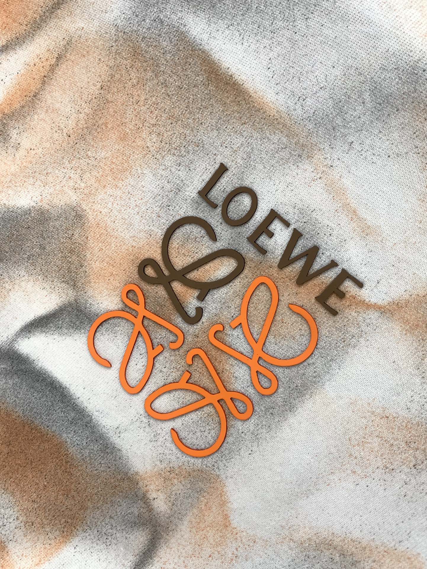 ，Loewe 罗意威，2025夏季最新款，专柜同步有售，原单狠货，时尚休闲圆领短袖T恤，上身很有特点！吸