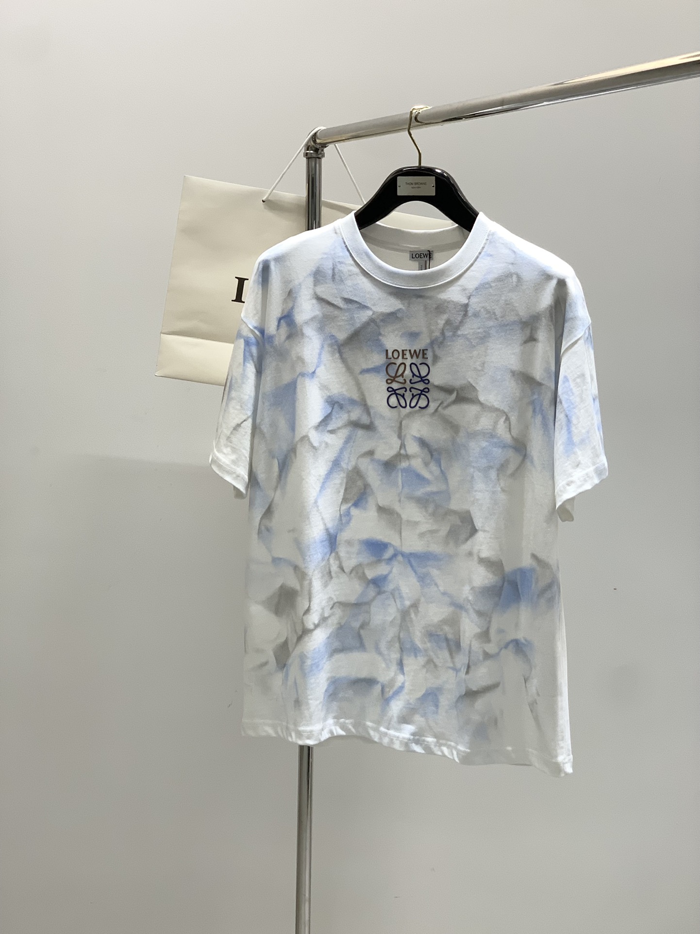 ，Loewe 罗意威，2025夏季最新款，专柜同步有售，原单狠货，时尚休闲圆领短袖T恤，上身很有特点！吸
