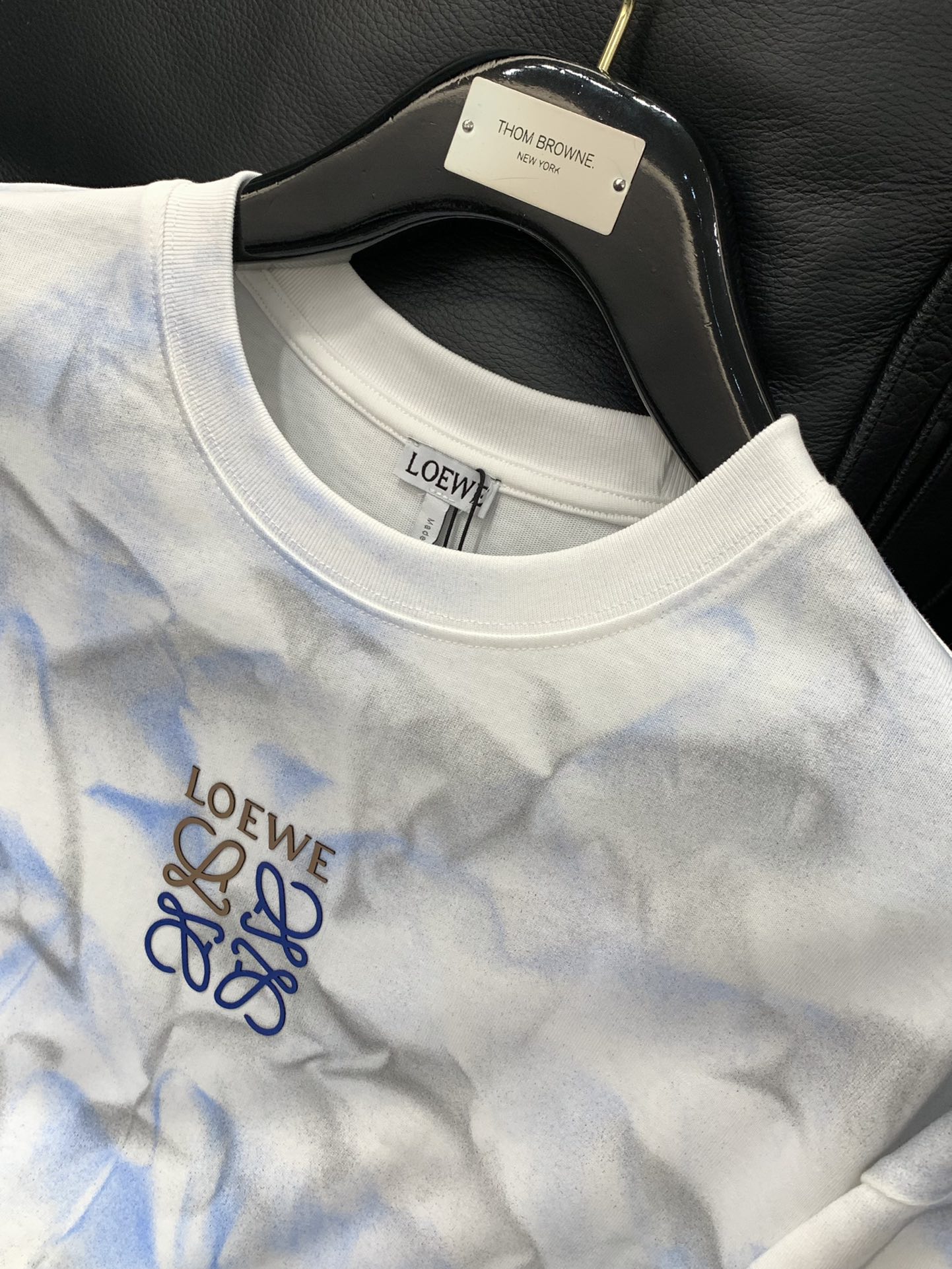 ，Loewe 罗意威，2025夏季最新款，专柜同步有售，原单狠货，时尚休闲圆领短袖T恤，上身很有特点！吸