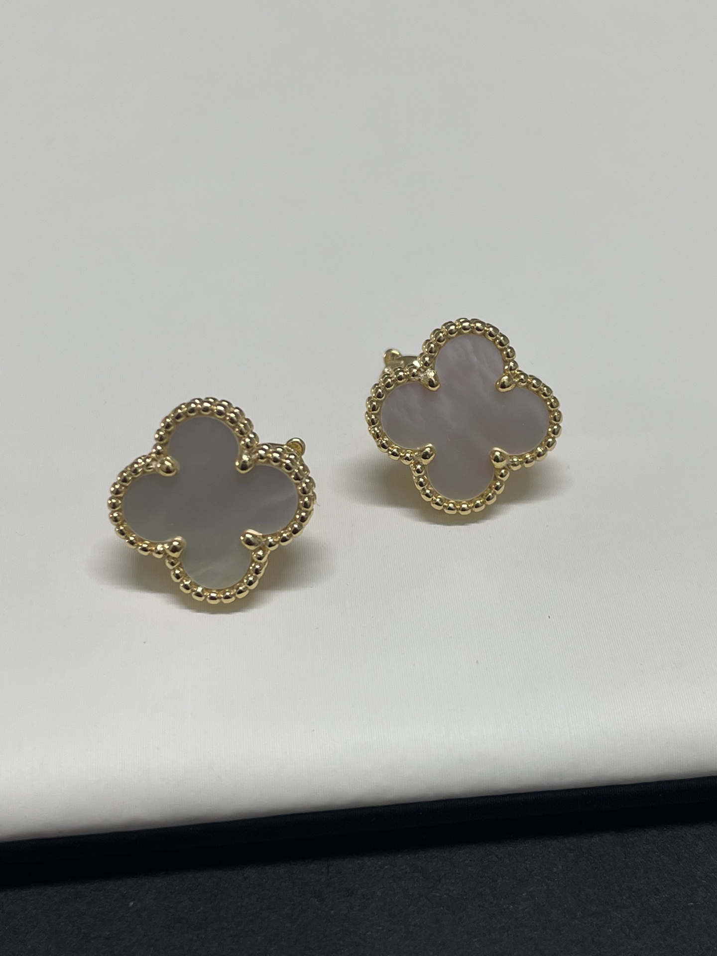 NO:669569,New in stock, golden white shell, real shot, VCA four-leaf clover earrings, developed according to zp° without dead angle polishing, super super reproduction, in stock, earrings, Cartier high-end jewelry19860909新款现货 金色白贝 实物拍摄 VCA四叶草耳环 按zp开发°无死角抛光 超级超级重现货 现货,,earrings,卡迪亚高端饰品,Jewelry