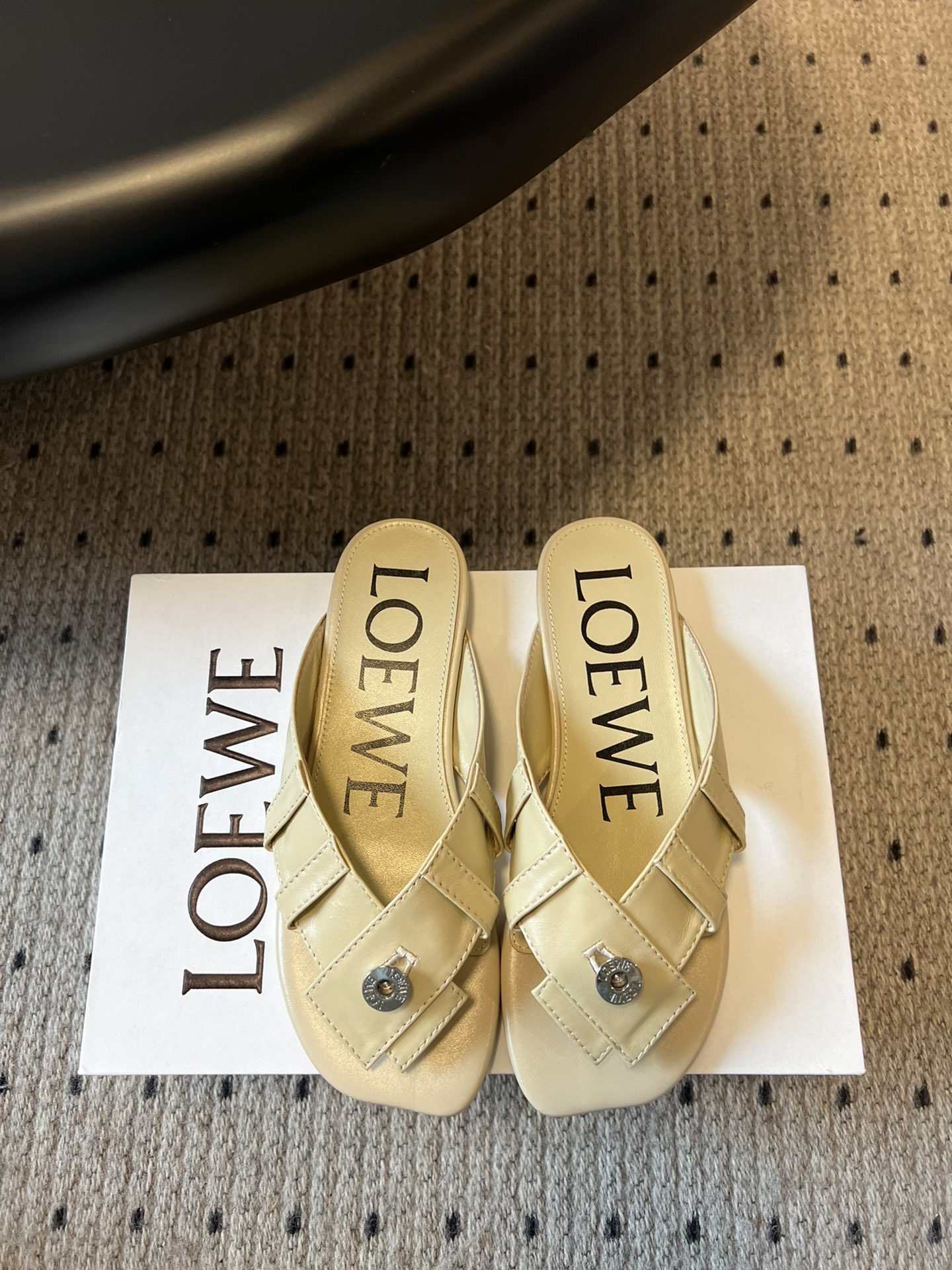 NO:404570,Flat LOEW* 25ss clip-toe leather slippers effortless fashionable slippers, unique shape, comfortable and visible to the naked eye, lazy and casual yet elegant. Go out in summer, paired cowhide fabric, sheepskin inner lining, private molded rubber wear-resistant sole, size 35-39 (40 custom made without return or exchange), split-toe shoes, loewe, loewe, slippers, cowhide, sheepskin19860909平底 LOEW* 罗意威 25ss夹趾皮面拖鞋 毫不费力的时髦感拖鞋,造型别致,舒适度肉眼可见,慵懒随性又不失优雅 夏日清凉出门,对版牛皮面料,羊皮内里,私模橡胶耐磨大底, 码数35-39（40订做不退换）,分趾鞋,loewe,loewe,slippers,cowhide,sheepskin,Women's Shoes