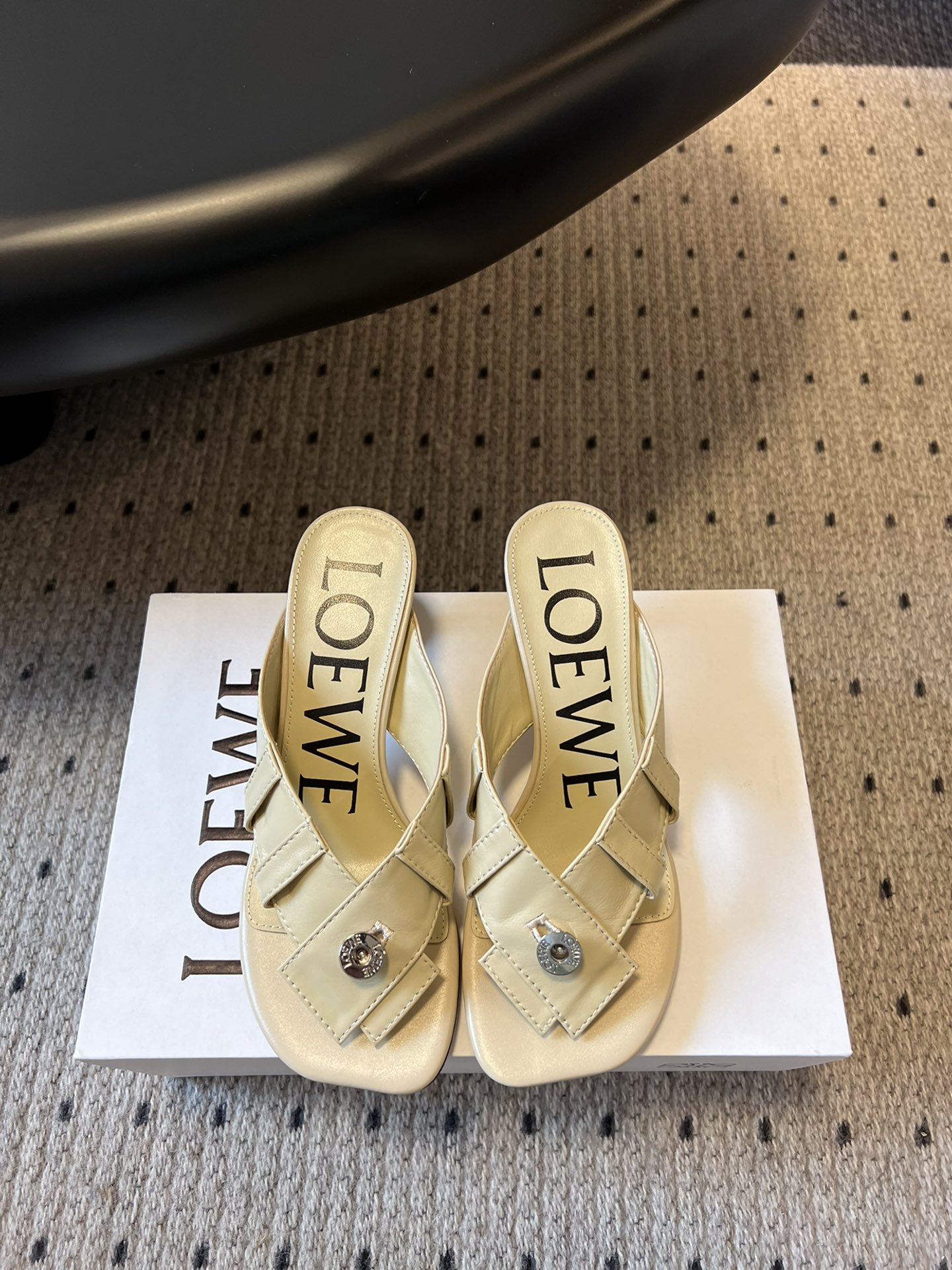 NO:404565,Medium heel LOEW* Luo Yiwei 25ss clip-toe leather slippers effortless fashionable slippers, unique shape, comfortable and visible to the naked eye, lazy and casual yet elegant. Go out in summer, pair of cowhide fabrics, sheepskin inner lining, private mold rubber wear-resistant sole, size 35-39 (40 custom made without return or exchange), split-toe shoes, loewe, loewe, slippers, cowhide, sheepskin19860909中跟 LOEW* 罗意威 25ss夹趾皮面拖鞋 毫不费力的时髦感拖鞋,造型别致,舒适度肉眼可见,慵懒随性又不失优雅 夏日清凉出门,对版牛皮面料,羊皮内里,私模橡胶耐磨大底, 码数35-39（40订做不退换）,分趾鞋,loewe,loewe,slippers,cowhide,sheepskin,Women's Shoes