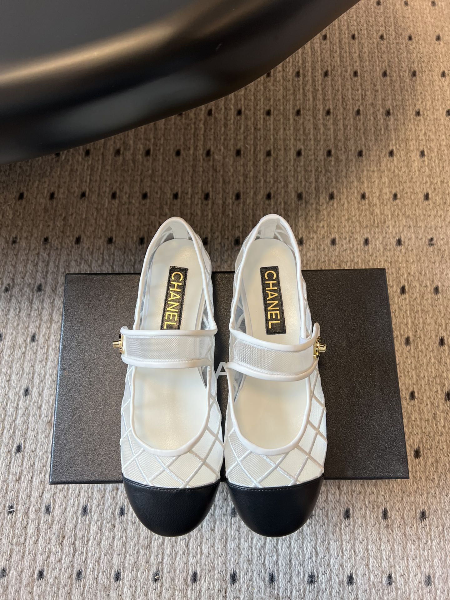 NO:392273,Chane* 25ss Coco beach schoolbag buckle mesh Mary Zhen Spring and summer new style mesh Mary Zhen shoes Flat mesh diamond garland single shoes Super princess's small shoes This time the material is yarn, visually light and not stuffy, diamond garland matching adds some girl Lolita's feeling. The double C logo part is schoolbag buckle design, very detailed and high-end, strong push~ Black and white color matching The counter is really hard to find. The show picture of Xiaohongshu internet celebrity is even more popular. It is mainly white. It is matched with a lace sock full of fairy spirit. Custom mesh cowhide on the upper, inner footbed sheepskin soles. Italian leather soles. Size 35-40 (40 customization, no return and exchange, Mary Zhen, chanel, mary jane, cowhide, sheepskin, socks19860909Chane* 25ss Coco beach书包扣网纱玛丽珍 春夏新款网感玛丽珍鞋 平底网纱菱格单鞋 超级公主的一双小鞋子 这次材质是纱质的 视觉轻盈不闷脚 菱格搭配又增加了一些少女洛丽塔的感觉 双C logo部分是书包扣设计 非常细节感且高级 强推呀～ 黑白配色 专柜真心一鞋难求 小红书网红秀图更是火出圈 主打白色 搭配个蕾丝小袜子 仙气满满 鞋面定制网纱牛皮 内里垫脚羊皮 鞋底意大利真皮底 码数35-40（40定制不退换,玛丽珍,chanel,mary jane,cowhide,sheepskin,socks,Women's Shoes