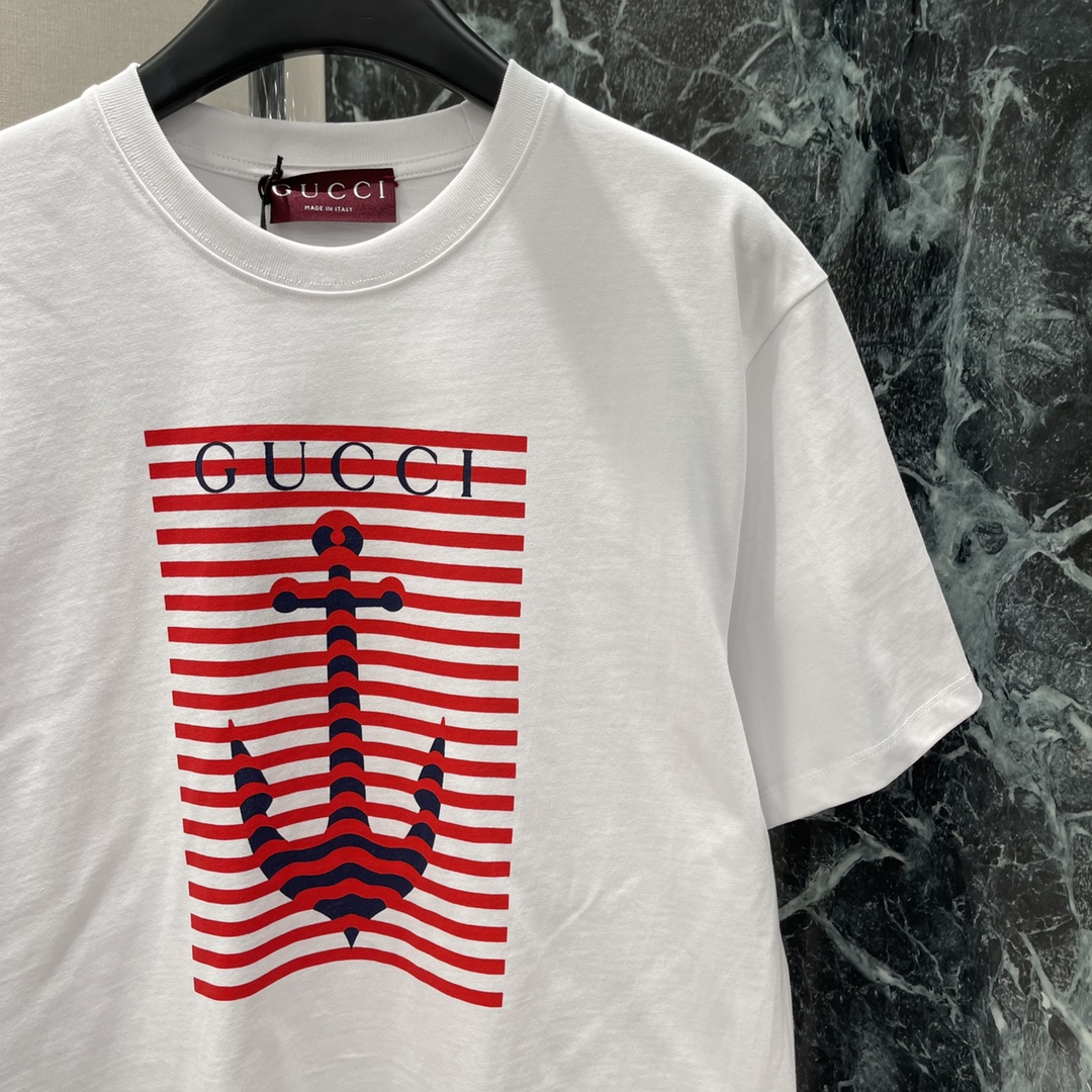 
G家 25夏季新款 圆领船锚字母T恤 胸前条纹穿插船锚图案⚓️ 与红色字母徽标碰撞 以艺术风格描绘 俏