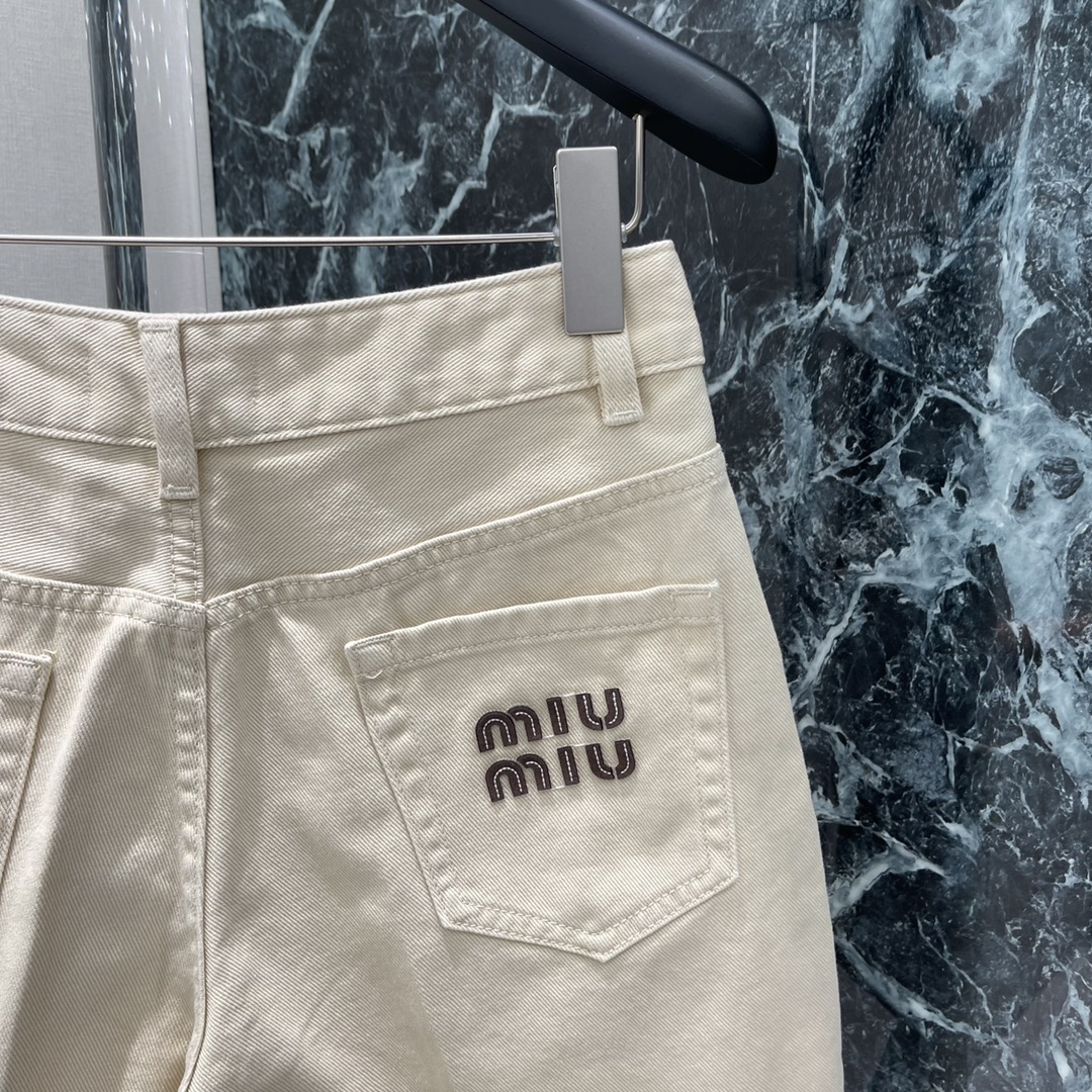 
Miu 25夏季新款 牛仔中裤 经典版型帅气又时髦。口袋贴布刺绣字母 彰显品牌格调 立体剪裁中腰直筒裤