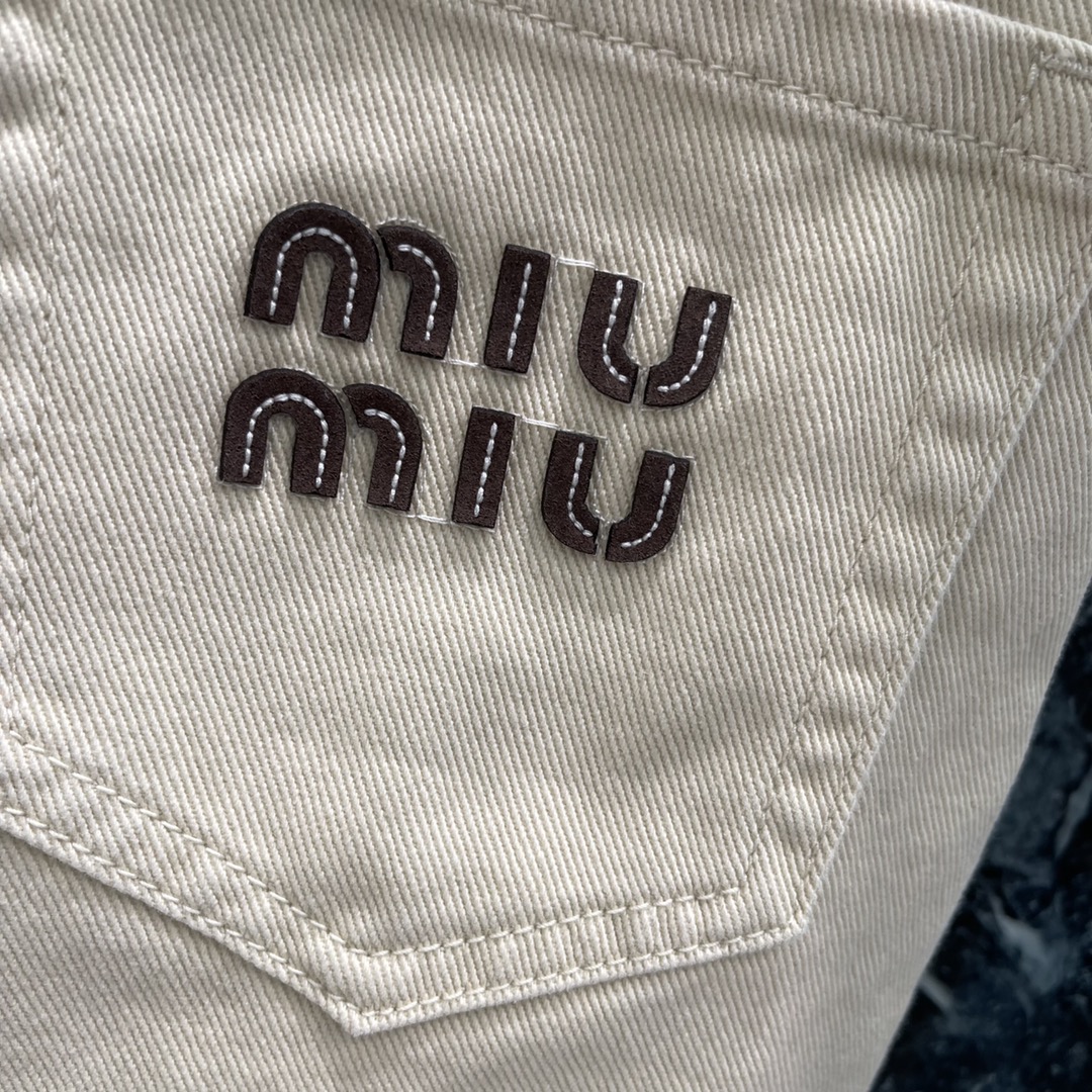 
Miu 25夏季新款 牛仔中裤 经典版型帅气又时髦。口袋贴布刺绣字母 彰显品牌格调 立体剪裁中腰直筒裤