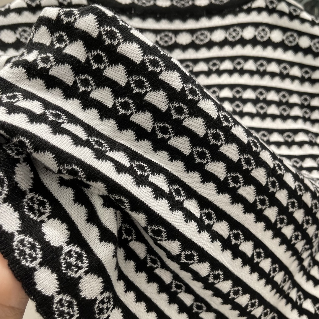 
路易 25夏季新款 提花针织开衫  通体撞色圆圈提花图案 亮眼满分 彰显品牌个性 凸显穿搭高级感 让简
