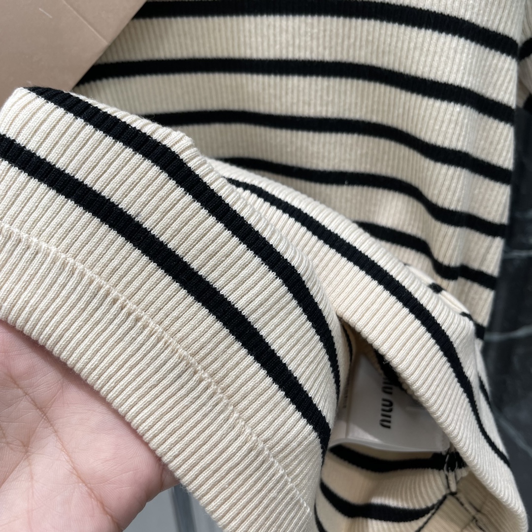 （短袖）
Miu 25夏季新款 条纹针织圆领短袖 胸前微标logo装饰 粗细不一的条纹撞色 清爽又低调 