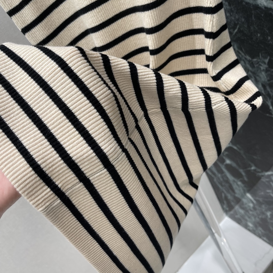（背心裙）
Miu 25夏季新款 条纹针织背心裙 胸前微标logo装饰 粗细不一的条纹撞色 清爽又低调 