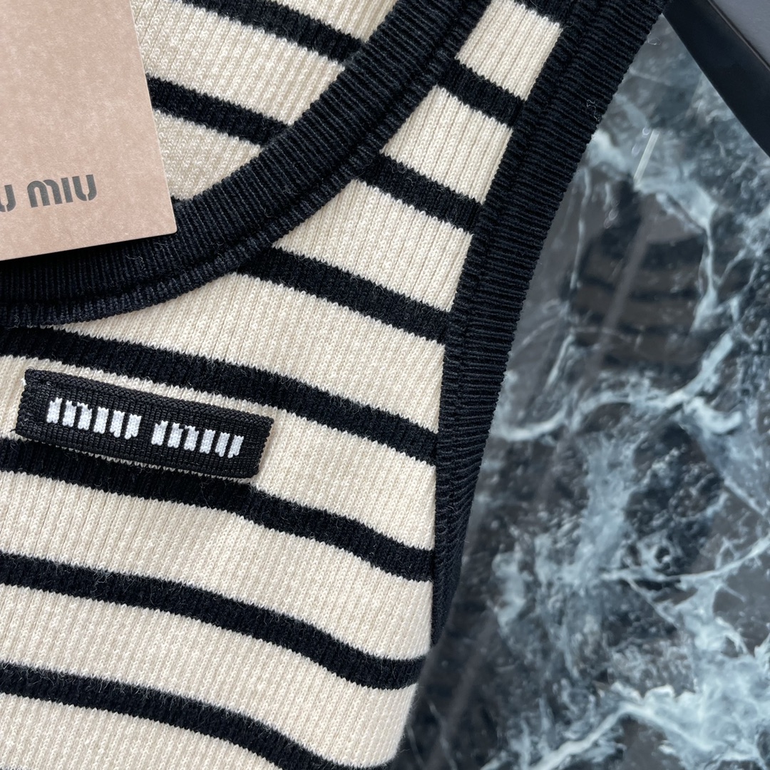 （背心裙）
Miu 25夏季新款 条纹针织背心裙 胸前微标logo装饰 粗细不一的条纹撞色 清爽又低调 