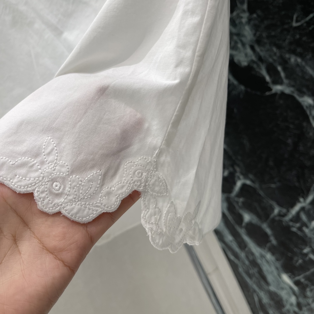 
Miu 25夏季新款 刺绣吊带连衣裙 胸前刺绣字母➕花卉刺绣 上身非常高级气质瞬间拉满！自带氛围感的一