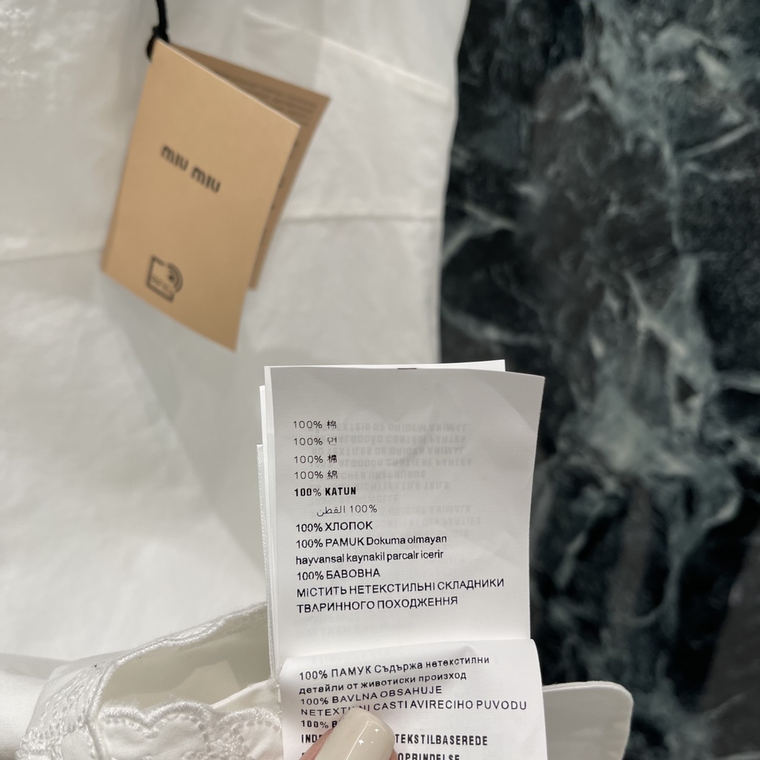
Miu 25夏季新款 刺绣吊带连衣裙 胸前刺绣字母➕花卉刺绣 上身非常高级气质瞬间拉满！自带氛围感的一