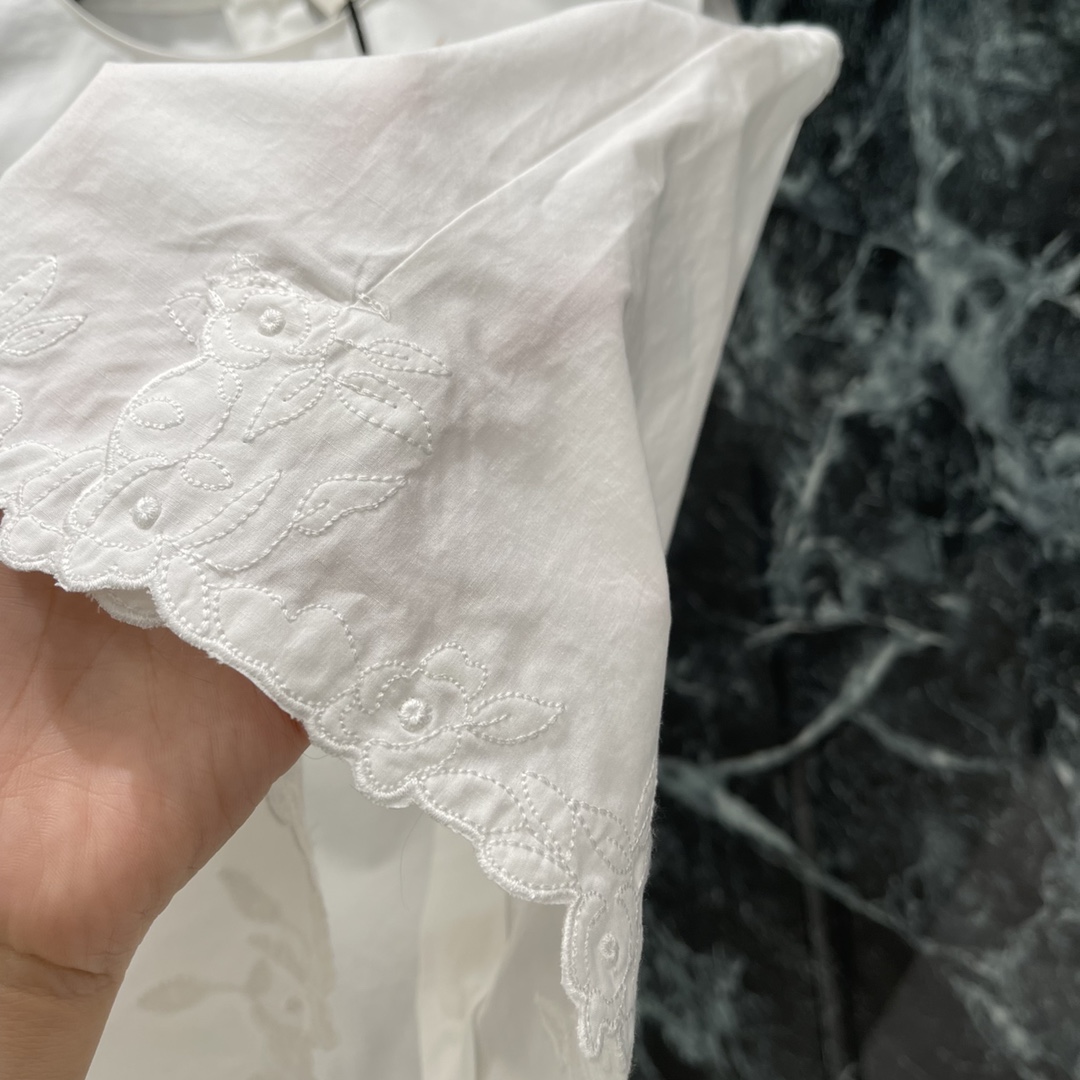 
Miu 25夏季新款 刺绣无袖背心上衣 胸前刺绣字母logo➕下摆花卉重工刺绣 上身非常高级气质瞬间拉