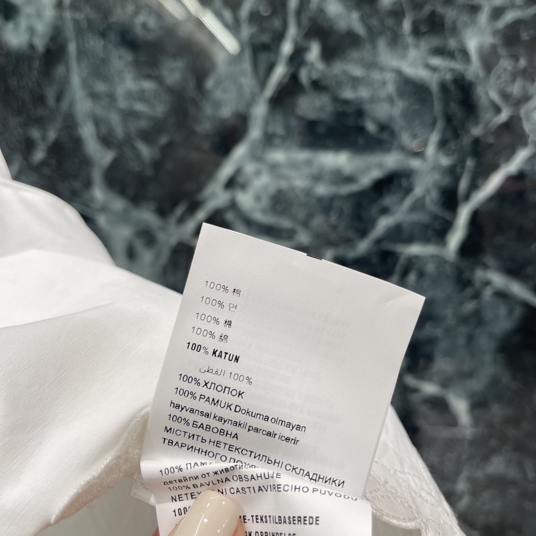 
Miu 25夏季新款 刺绣无袖背心上衣 胸前刺绣字母logo➕下摆花卉重工刺绣 上身非常高级气质瞬间拉