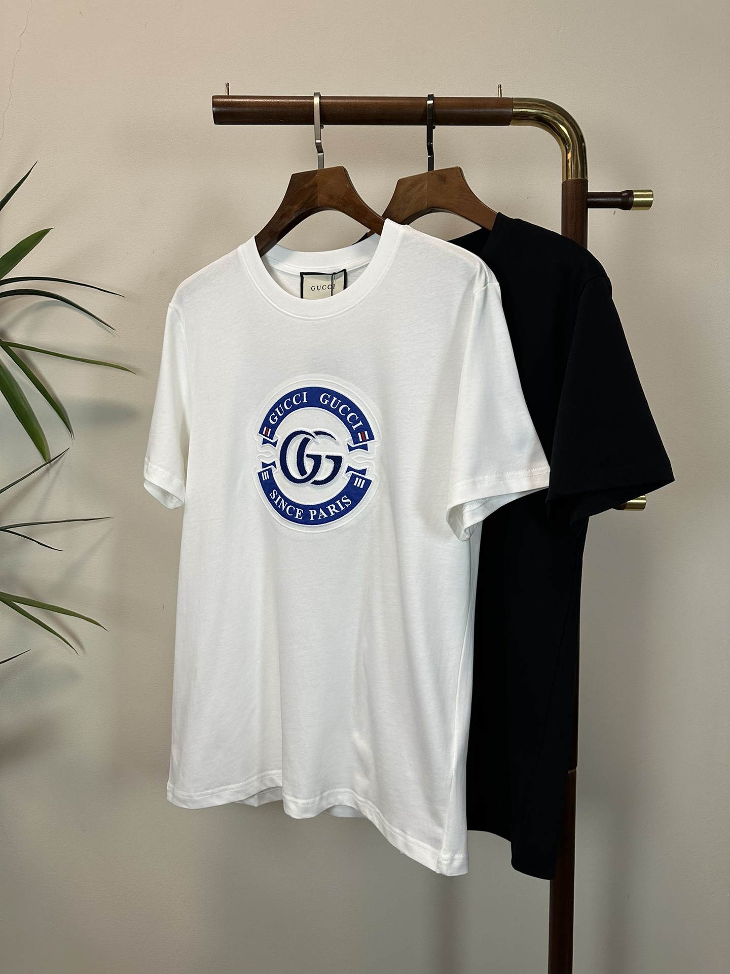 NO:465426,GU Gucci 2025 new round neck short-sleeved T-shirt high-end version!  Customized fabrics for counters are breathable and comfortable, with impeccable details, and the brand element design concept reflects high quality. The feel is delicate and soft!  It is casually cut, with a great upper body style!  S-XL, gucci, T-shirt,tees, t-shirt,alexander wang19860909GU 古驰 2025新款 圆领 短袖 T恤 高端版本！专柜定制面料 透气舒适度高,细节无可挑剔,品牌元素设计理念,体现高品质.手感细腻柔软！呈现休闲裁剪,上身版型超赞！ 码数S-XL,,gucci,T-shirt,tees，t-shirt,alexander wang,Men's clothing