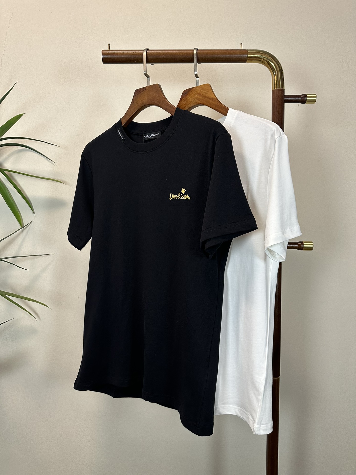 NO:465364,DG Dolce & Gabbana 2025 new round neck short-sleeved T-shirt high-end version!  Customized fabrics for counters are breathable and comfortable, with impeccable details, and the brand element design concept reflects high quality. The feel is delicate and soft!  It is casually cut, with a great upper body style!  S-XL, Dolce & Gabbana, T-shirt, tees, t-shirt, alexander wang19860909DG 杜嘉班纳2025新款 圆领 短袖 T恤 高端版本！专柜定制面料 透气舒适度高,细节无可挑剔,品牌元素设计理念,体现高品质.手感细腻柔软！呈现休闲裁剪,上身版型超赞！ 码数S-XL,,Dolce&Gabbana,T-shirt,tees，t-shirt,alexander wang,Men's clothing