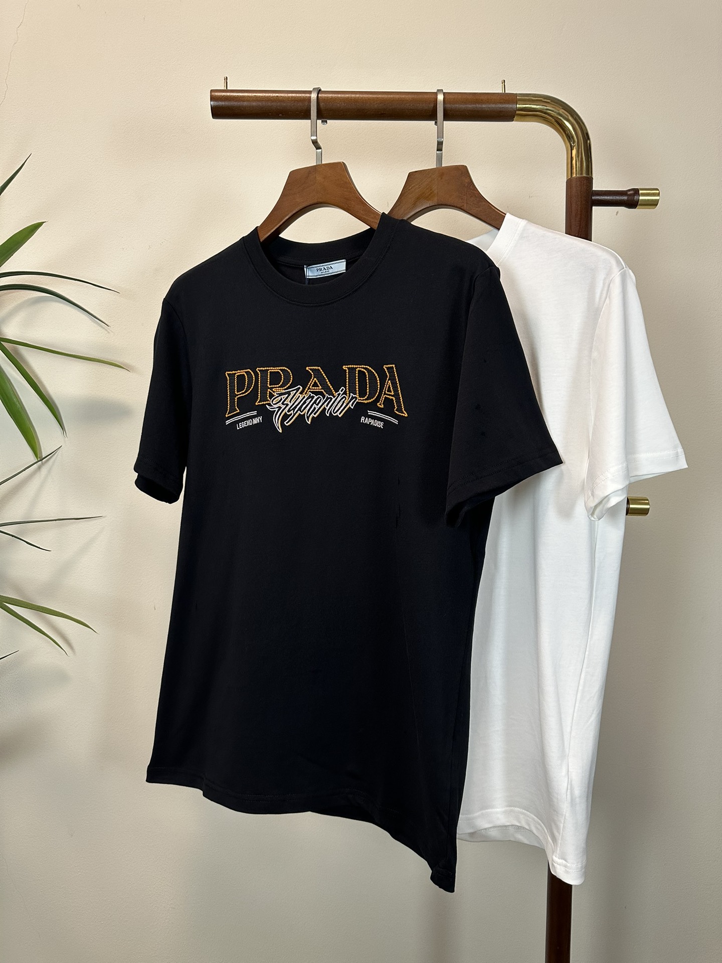 NO:465371,PRA Prada 2025 new round neck short-sleeved T-shirt high-end version!  Customized fabrics for counters are breathable and comfortable, with impeccable details, and the brand element design concept reflects high quality. The feel is delicate and soft!  It is casually cut, with a great upper body style!  S-XL, prada, prada, T-shirt,tees, t-shirt,alexander wang19860909PRA 普拉达 2025新款 圆领 短袖 T恤 高端版本！专柜定制面料 透气舒适度高,细节无可挑剔,品牌元素设计理念,体现高品质.手感细腻柔软！呈现休闲裁剪,上身版型超赞！ 码数S-XL,,prada,prada,T-shirt,tees，t-shirt,alexander wang,Men's clothing