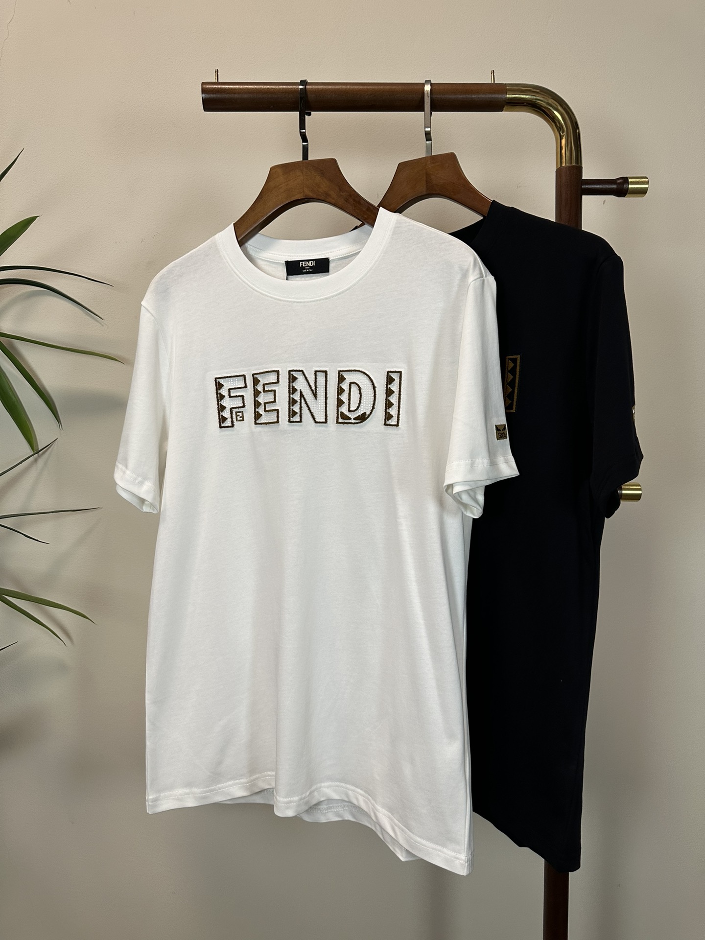 NO:465378,FD Fendi 2025 new round neck short-sleeved T-shirt high-end version!  Customized fabrics for counters are breathable and comfortable, with impeccable details, and the brand element design concept reflects high quality. The feel is delicate and soft!  It is casually cut, with a great upper body style!  S-XL, fendi, T-shirt, tees, t-shirt, alexander wang19860909FD 芬迪 2025新款 圆领 短袖 T恤 高端版本！专柜定制面料 透气舒适度高,细节无可挑剔,品牌元素设计理念,体现高品质.手感细腻柔软！呈现休闲裁剪,上身版型超赞！ 码数S-XL,,fendi,T-shirt,tees，t-shirt,alexander wang,Men's clothing