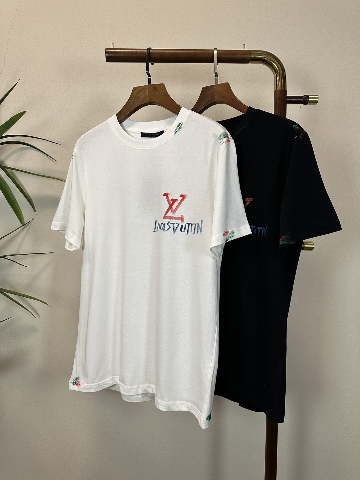 NO:465383,LV Louis Vuitton 2025 new round neck short-sleeved T-shirt high-end version!  Customized fabrics for counters are breathable and comfortable, with impeccable details, and the brand element design concept reflects high quality. The feel is delicate and soft!  It is casually cut, with a great upper body style!  S-XL, louis vuitton,louis vuitton,t-shirt,tees,t-shirt,alexander wang19860909LV 路易威登 2025新款 圆领 短袖 T恤 高端版本！专柜定制面料 透气舒适度高,细节无可挑剔,品牌元素设计理念,体现高品质.手感细腻柔软！呈现休闲裁剪,上身版型超赞！ 码数S-XL,,louis vuitton,louis vuitton,T-shirt,tees，t-shirt,alexander wang,Men's clothing