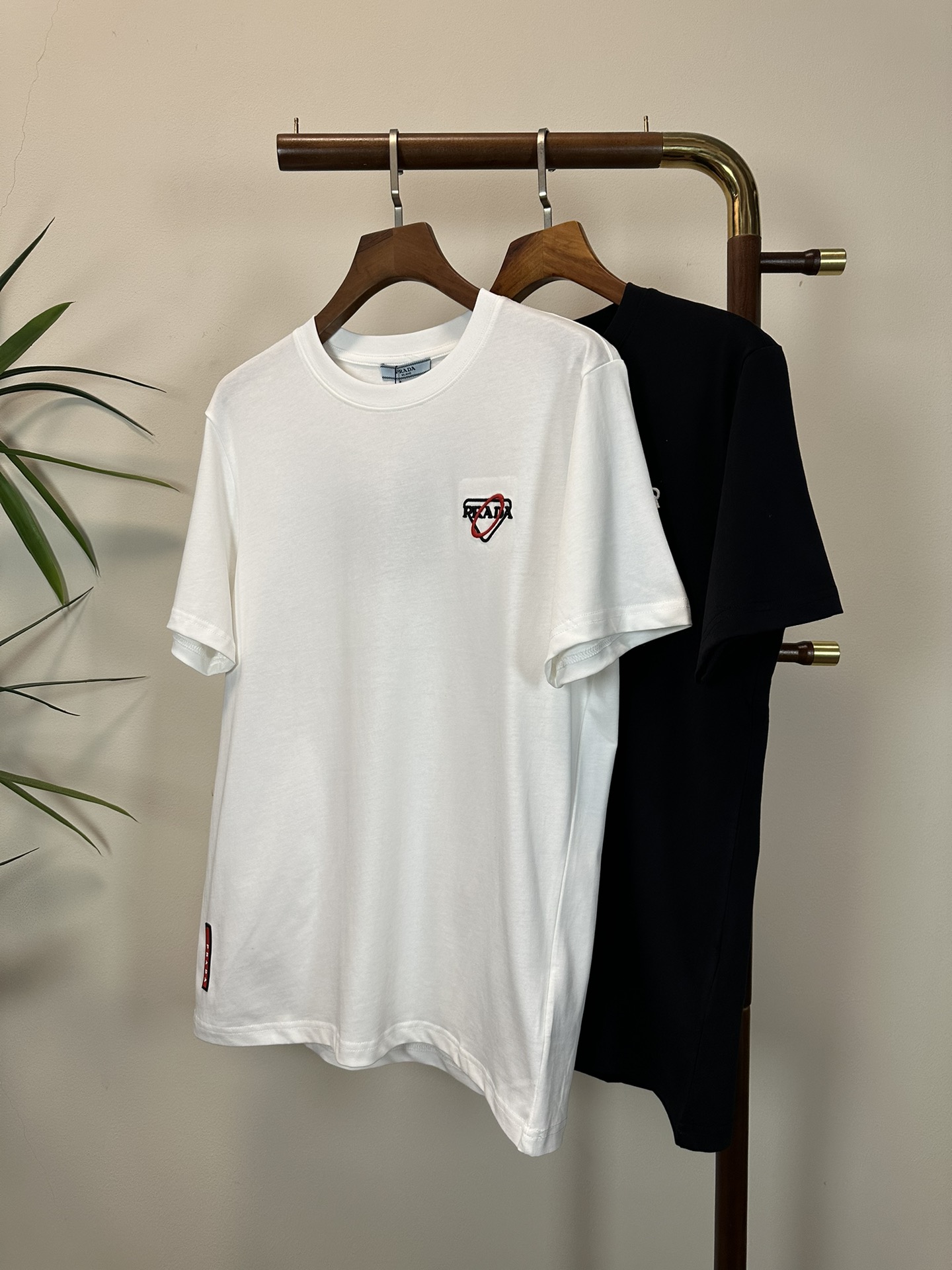 NO:465323,PRA Prada 2025 new round neck short-sleeved T-shirt high-end version!  Customized fabrics for counters are breathable and comfortable, with impeccable details, and the brand element design concept reflects high quality. The feel is delicate and soft!  It is casually cut, with a great upper body style!  S-XL, prada, prada, T-shirt,tees, t-shirt,alexander wang19860909PRA 普拉达 2025新款 圆领 短袖 T恤 高端版本！专柜定制面料 透气舒适度高,细节无可挑剔,品牌元素设计理念,体现高品质.手感细腻柔软！呈现休闲裁剪,上身版型超赞！ 码数S-XL,,prada,prada,T-shirt,tees，t-shirt,alexander wang,Men's clothing