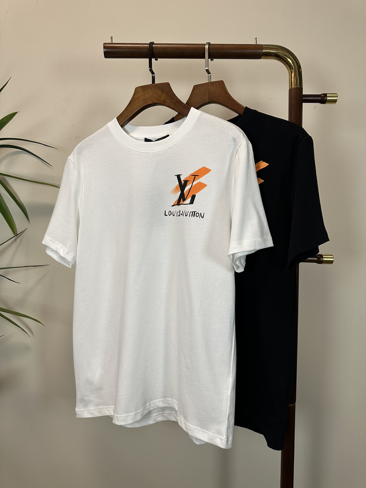 NO:465284,LV Louis Vuitton 2025 new round neck short-sleeved T-shirt high-end version!  Customized fabrics for counters are breathable and comfortable, with impeccable details, and the brand element design concept reflects high quality. The feel is delicate and soft!  It is casually cut, with a great upper body style!  S-XL, louis vuitton,louis vuitton,t-shirt,tees,t-shirt,alexander wang19860909LV 路易威登 2025新款 圆领 短袖 T恤 高端版本！专柜定制面料 透气舒适度高,细节无可挑剔,品牌元素设计理念,体现高品质.手感细腻柔软！呈现休闲裁剪,上身版型超赞！ 码数S-XL,,louis vuitton,louis vuitton,T-shirt,tees，t-shirt,alexander wang,Men's clothing