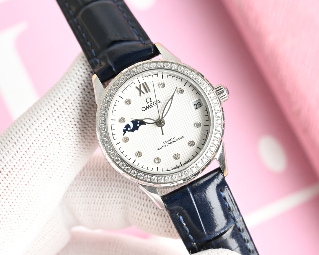 NO:337304,White 950 gold 1000 steel belt 50 annual hottest recommendation best female model Omega new lady jewelry series Moon [Moon] [Sun] series 9-character sun, moon and star function, equipped with original imported call8217 moon camera caliber (0 repair 0 after-sales service), adopts high-end mother-of-pearl dial fashionable women's watch, super luminous and unique 3-character calendar at night 316L stainless steel case (thickness 10mm), high-quality Swarovski crystal diamond on the shell, mirrored 9-grade sapphire crystal scratch-resistant glass, waterproof depth: 50-meter strap ceramic steel belt/Italian selected calfskin, fine polishing, fresh and elegant, generous and decent goddess must have high quality, give your lover, give your best friend, five-star recommendation!  !  ,swarovski,omega,cowhide19860909白950 金1000 钢带50 年度爆款推荐最佳女款 欧米茄新款淑女珠宝系列 月[月亮]相[太阳]系列9字位日月星辰功能,搭载原装进口call8217月相机芯(0返修0售后）, 采用高端珍珠贝母表盘时尚女表 夜时超强夜光独特3字位日历 316L精钢表壳（厚度10mm）,壳上采用高品质施华洛世奇水晶钻石,镜面9级蓝宝石水晶防刮玻璃,防水深度:50米表带陶瓷钢带/意大利精选小牛皮,精细打磨,清新优雅,大方得体女神必备款高品质 送爱人 送闺蜜 五星推荐！！,,swarovski,omega,cowhide,Watch