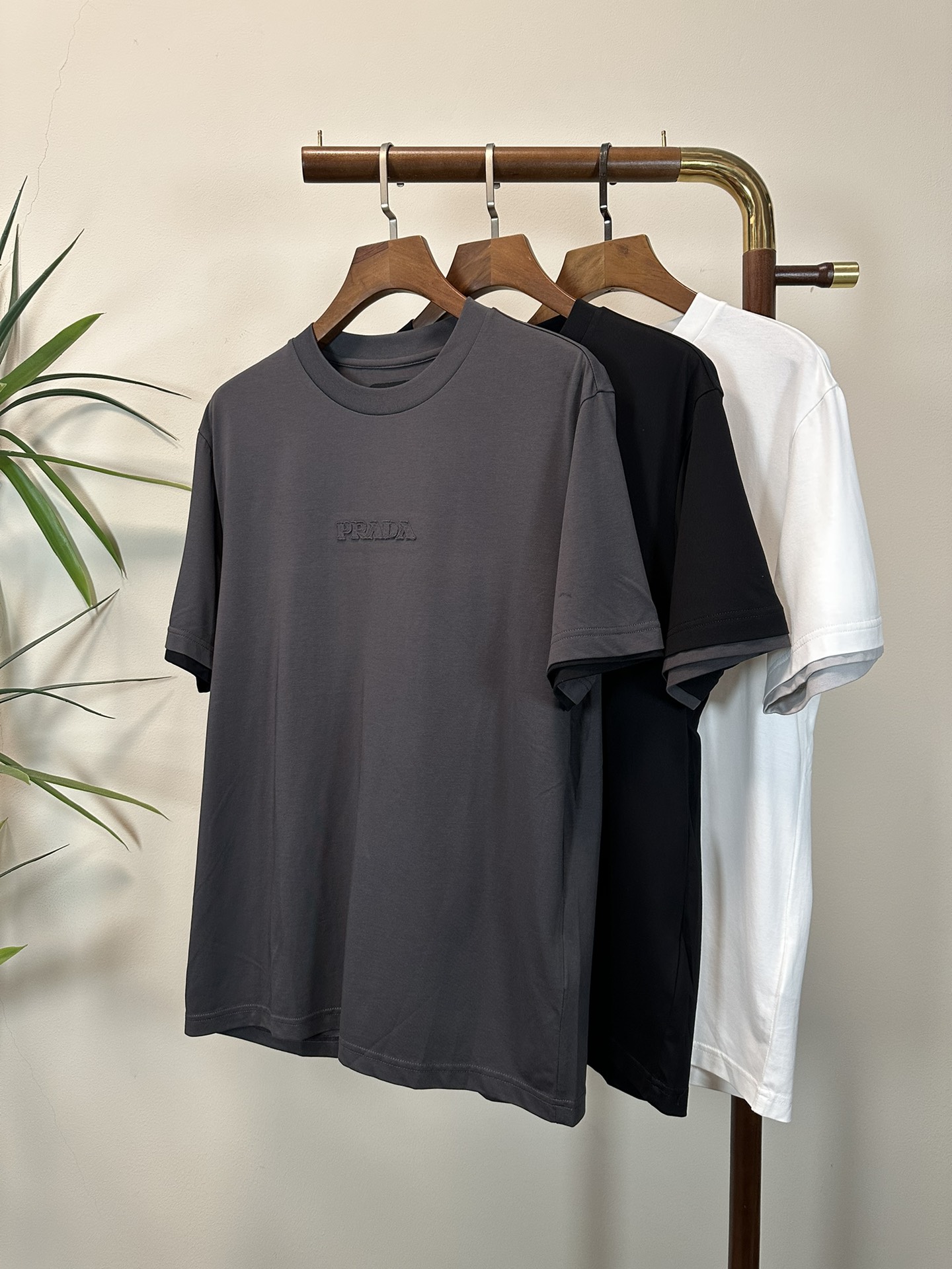 NO:465279,PRA Prada 2025 new round neck short-sleeved T-shirt high-end version!  Customized fabrics for counters are breathable and comfortable, with impeccable details, and the brand element design concept reflects high quality. The feel is delicate and soft!  It is casually cut, with a great upper body style!  Code number M-3XL, prada, prada, T-shirt,tees, t-shirt,alexander wang19860909PRA 普拉达 2025新款 圆领 短袖 T恤 高端版本！专柜定制面料 透气舒适度高,细节无可挑剔,品牌元素设计理念,体现高品质.手感细腻柔软！呈现休闲裁剪,上身版型超赞！ 码数M-3XL,,prada,prada,T-shirt,tees，t-shirt,alexander wang,Men's clothing