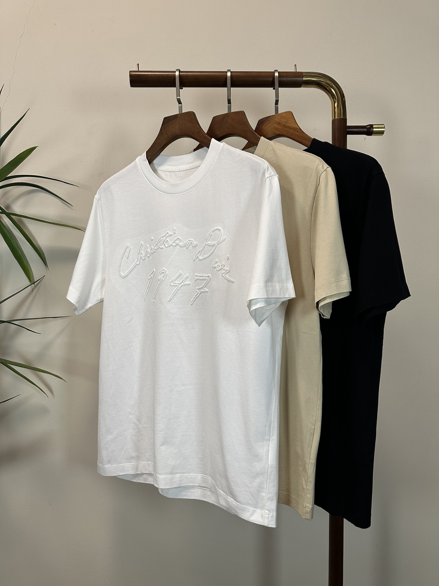 NO:465271,DIOR 2025 new round neck short-sleeved T-shirt high-end version!  Customized fabrics for counters are breathable and comfortable, with impeccable details, and the brand element design concept reflects high quality. The feel is delicate and soft!  It is casually cut, with a great upper body style!  Code number M-3XL, dior,dior,T-shirt,tees,t-shirt,alexander wang19860909DIOR 迪奥2025新款 圆领 短袖 T恤 高端版本！专柜定制面料 透气舒适度高,细节无可挑剔,品牌元素设计理念,体现高品质.手感细腻柔软！呈现休闲裁剪,上身版型超赞！ 码数M-3XL,,dior,dior,T-shirt,tees，t-shirt,alexander wang,Men's clothing