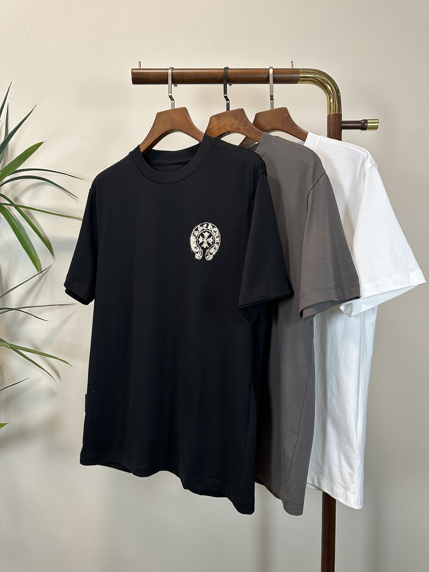 NO:465265,Crowxin 2025 new round neck short-sleeved T-shirt high-end version!  Customized fabrics for counters are breathable and comfortable, with impeccable details, and the brand element design concept reflects high quality. The feel is delicate and soft!  It is casually cut, with a great upper body style!  Code number M-3XL, chrome hearts, T-shirt,tees, t-shirt,alexander wang19860909克罗心 2025新款 圆领 短袖 T恤 高端版本！专柜定制面料 透气舒适度高,细节无可挑剔,品牌元素设计理念,体现高品质.手感细腻柔软！呈现休闲裁剪,上身版型超赞！ 码数M-3XL,,chrome hearts,T-shirt,tees，t-shirt,alexander wang,Men's clothing