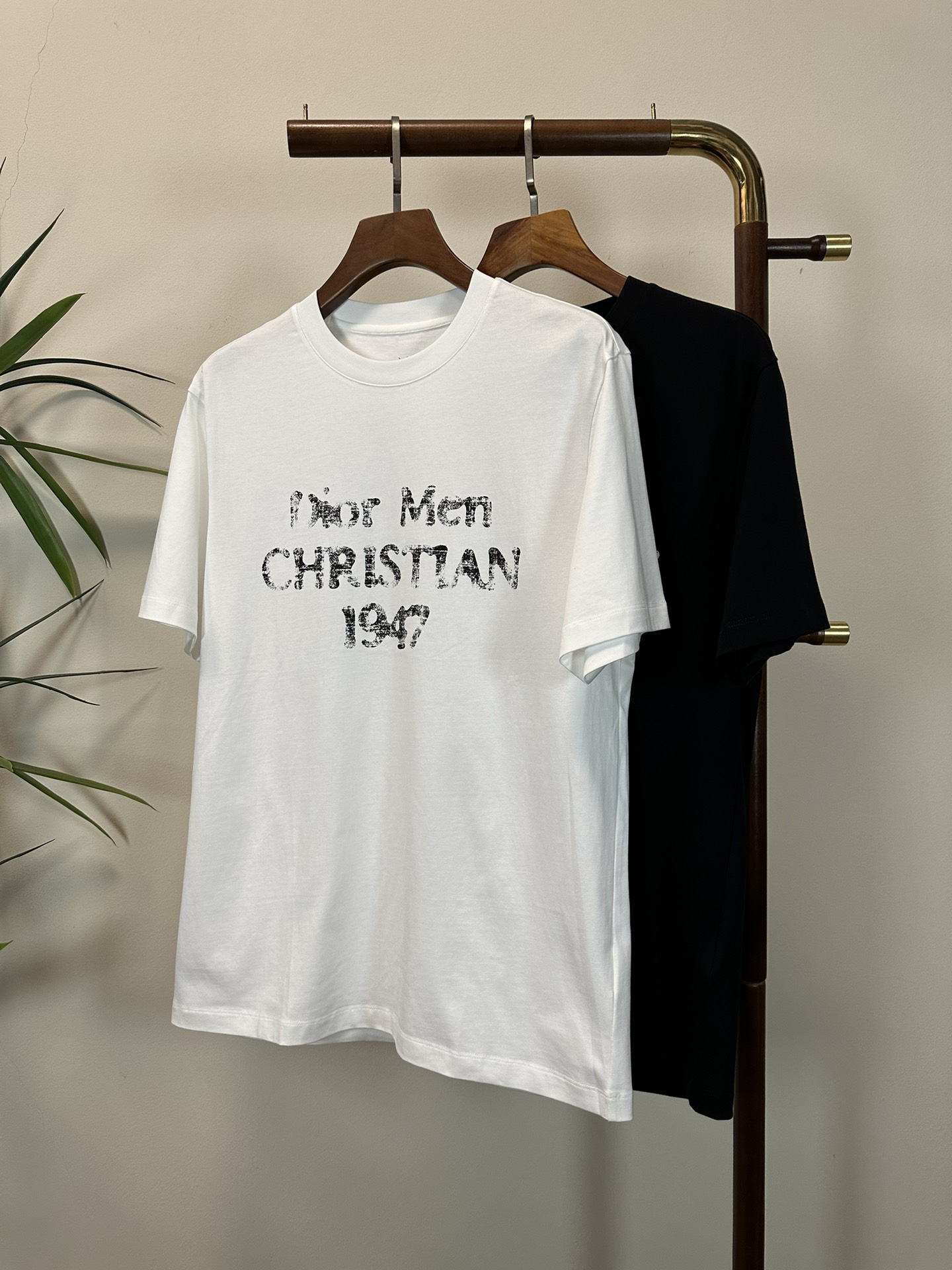 NO:465258,DIOR 2025 new round neck short-sleeved T-shirt high-end version!  Customized fabrics for counters are breathable and comfortable, with impeccable details, and the brand element design concept reflects high quality. The feel is delicate and soft!  It is casually cut, with a great upper body style!  Code number M-3XL, dior, dior, T-shirt,tees, t-shirt,alexander wang19860909DIOR 迪奥 2025新款 圆领 短袖 T恤 高端版本！专柜定制面料 透气舒适度高,细节无可挑剔,品牌元素设计理念,体现高品质.手感细腻柔软！呈现休闲裁剪,上身版型超赞！ 码数M-3XL,,dior,dior,T-shirt,tees，t-shirt,alexander wang,Men's clothing