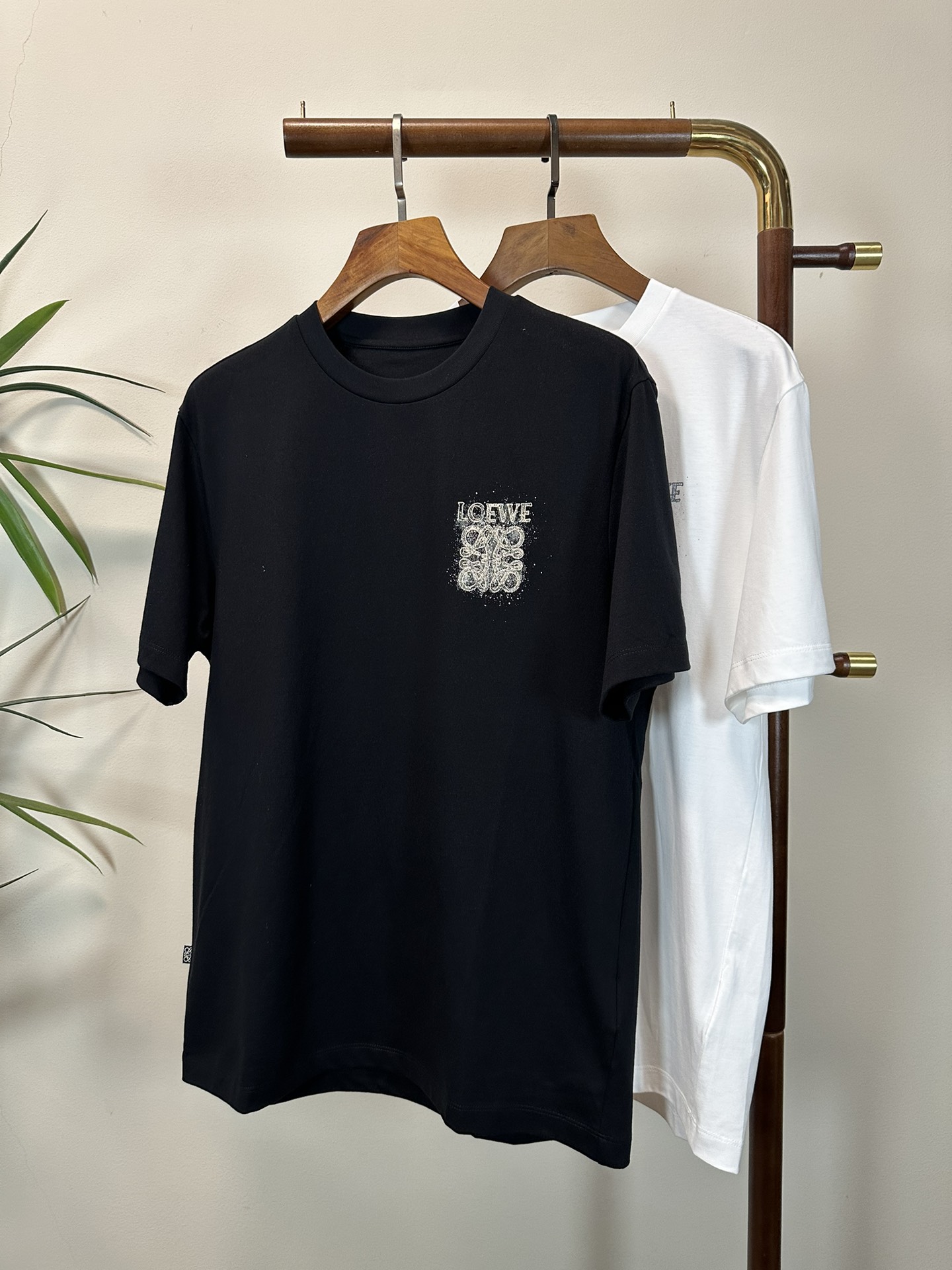 NO:465313,LOE Luo Yiwei 2025 new round neck short-sleeved T-shirt high-end version!  Customized fabrics for counters are breathable and comfortable, with impeccable details, and the brand element design concept reflects high quality. The feel is delicate and soft!  It is casually cut, with a great upper body style!  Code number M-3XL, loewe, loewe, T-shirt,tees, t-shirt,alexander wang19860909LOE 罗意威 2025新款 圆领 短袖 T恤 高端版本！专柜定制面料 透气舒适度高,细节无可挑剔,品牌元素设计理念,体现高品质.手感细腻柔软！呈现休闲裁剪,上身版型超赞！ 码数M-3XL,,loewe,loewe,T-shirt,tees，t-shirt,alexander wang,Men's clothing