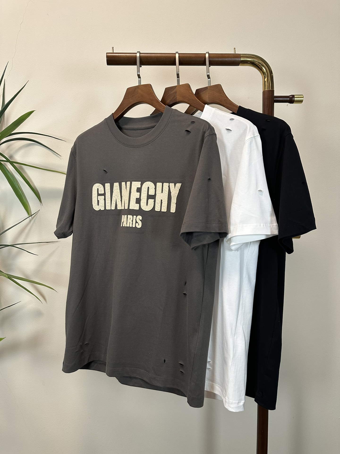 NO:465305,GVC Givenchy 2025 new round neck short-sleeved T-shirt high-end version!  Customized fabrics for counters are breathable and comfortable, with impeccable details, and the brand element design concept reflects high quality. The feel is delicate and soft!  It is casually cut, with a great upper body style!  Code number M-3XL, given, T-shirt,tees,t-shirt,alexander wang19860909GVC 纪梵希 2025新款 圆领 短袖 T恤 高端版本！专柜定制面料 透气舒适度高,细节无可挑剔,品牌元素设计理念,体现高品质.手感细腻柔软！呈现休闲裁剪,上身版型超赞！ 码数M-3XL,,givenchy,T-shirt,tees，t-shirt,alexander wang,Men's clothing