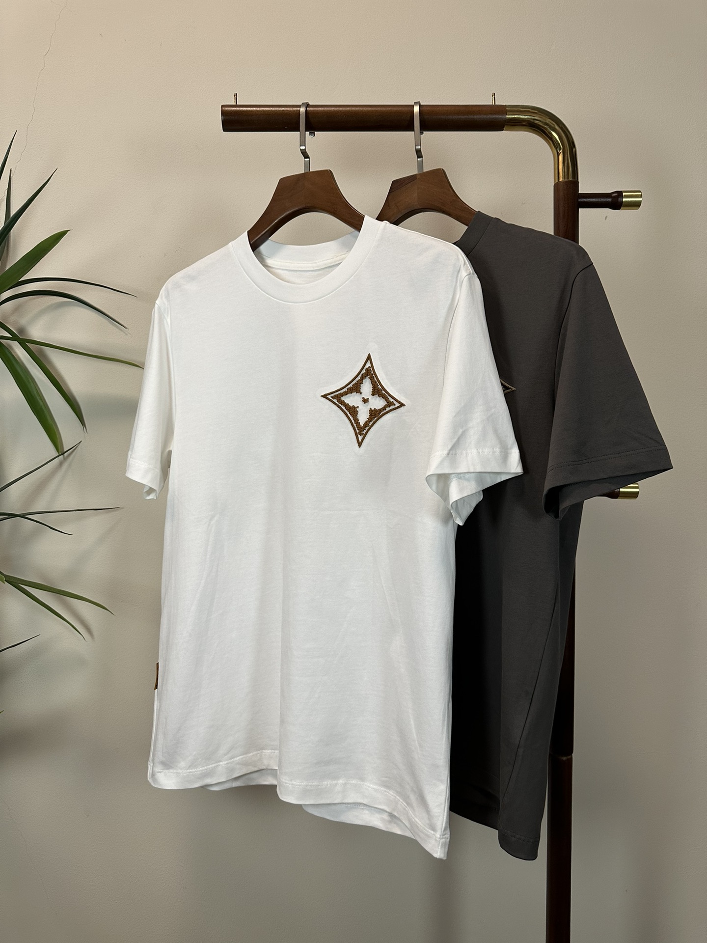 NO:465286,LV Louis Vuitton 2025 new round neck short-sleeved T-shirt high-end version!  Customized fabrics for counters are breathable and comfortable, with impeccable details, and the brand element design concept reflects high quality. The feel is delicate and soft!  It is casually cut, with a great upper body style!  Code number M-3XL, louis vuitton,louis vuitton,t-shirt,tees,t-shirt,alexander wang19860909LV 路易威登 2025新款 圆领 短袖 T恤 高端版本！专柜定制面料 透气舒适度高,细节无可挑剔,品牌元素设计理念,体现高品质.手感细腻柔软！呈现休闲裁剪,上身版型超赞！ 码数M-3XL,,louis vuitton,louis vuitton,T-shirt,tees，t-shirt,alexander wang,Men's clothing