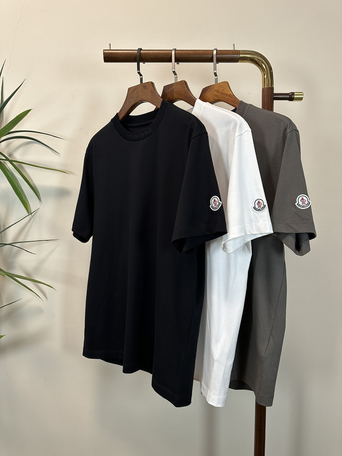 NO:465293,MON matte 2025 new round neck short-sleeved T-shirt high-end version!  Customized fabrics for counters are breathable and comfortable, with impeccable details, and the brand element design concept reflects high quality. The feel is delicate and soft!  It is casually cut, with a great upper body style!  Code number M-3XL, Moncler, T-shirt,tees, t-shirt,alexander wang19860909MON 蒙口 2025新款 圆领 短袖 T恤 高端版本！专柜定制面料 透气舒适度高,细节无可挑剔,品牌元素设计理念,体现高品质.手感细腻柔软！呈现休闲裁剪,上身版型超赞！ 码数M-3XL,,Moncler,T-shirt,tees，t-shirt,alexander wang,Men's clothing