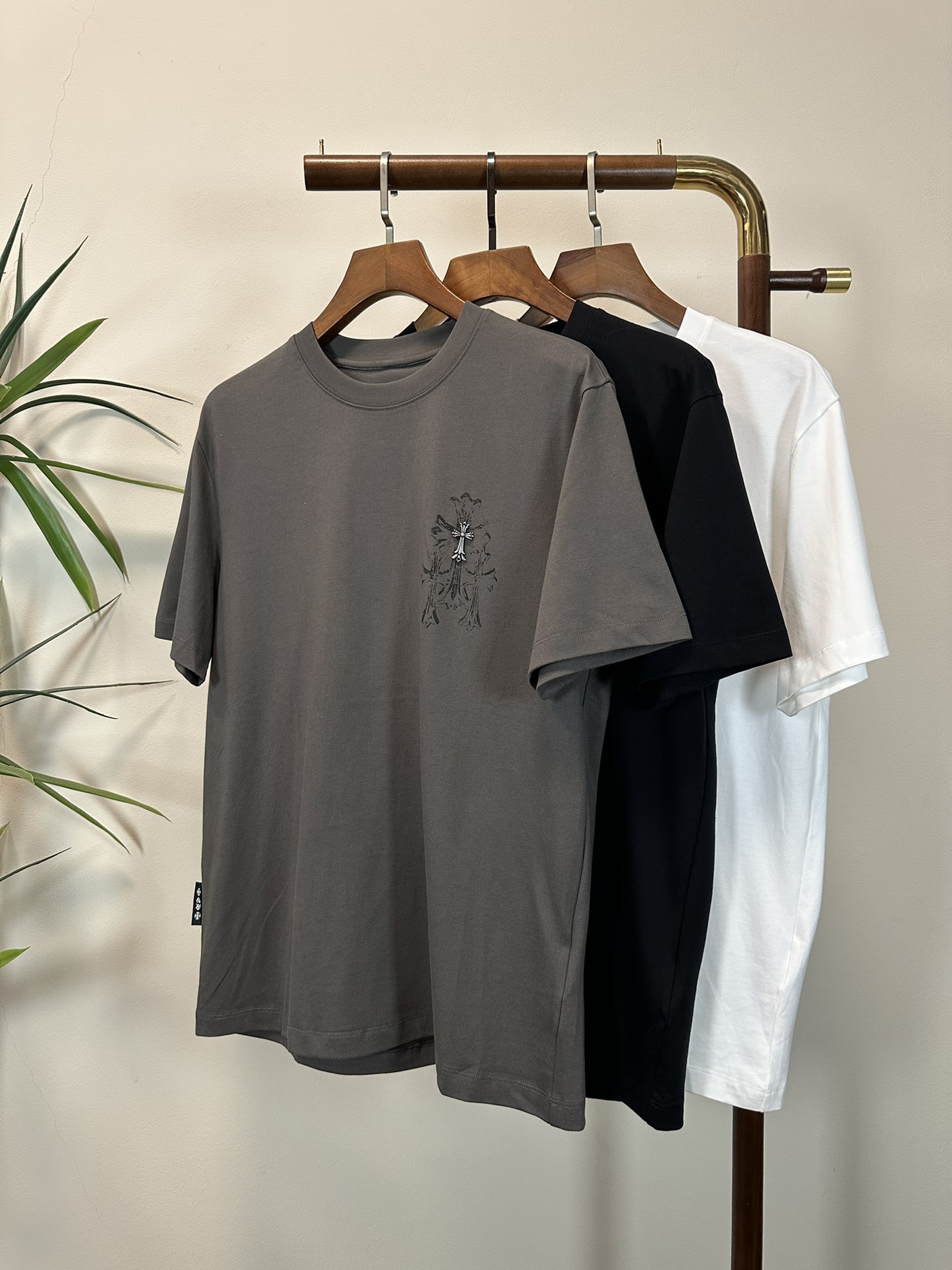 NO:465291,CH Croxin 2025 new round neck short-sleeved T-shirt high-end version!  Customized fabrics for counters are breathable and comfortable, with impeccable details, and the brand element design concept reflects high quality. The feel is delicate and soft!  It is casually cut, with a great upper body style!  Code number M-3XL, chrome hearts, T-shirt,tees, t-shirt,alexander wang19860909CH 克罗心 2025新款 圆领 短袖 T恤 高端版本！专柜定制面料 透气舒适度高,细节无可挑剔,品牌元素设计理念,体现高品质.手感细腻柔软！呈现休闲裁剪,上身版型超赞！ 码数M-3XL,,chrome hearts,T-shirt,tees，t-shirt,alexander wang,Men's clothing