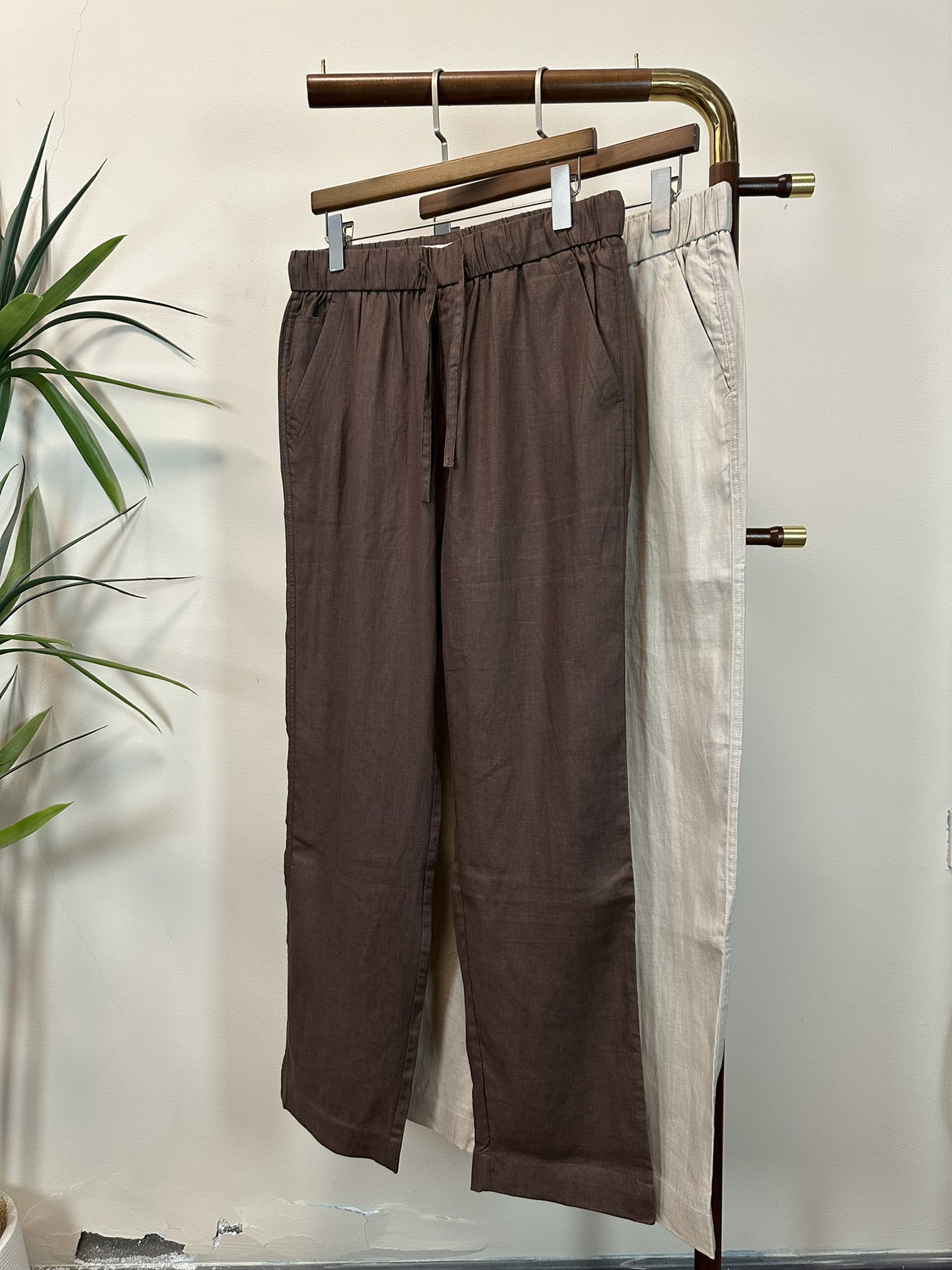 NO:465299,Lao Qian style 2025 summer new elastic strap casual pants, customized counter fabric, breathable and comfortable, impeccable details, brand element design concept, reflecting high quality. The feel is delicate and soft!  It is casually cut, with a great upper body style!  Code number M-3XL, alexander wang19860909老钱风 2025夏季新款松紧带休闲裤,专柜定制面料 透气舒适度高,细节无可挑剔,品牌元素设计理念,体现高品质.手感细腻柔软！呈现休闲裁剪,上身版型超赞！ 码数M-3XL,,alexander wang,Men's clothing