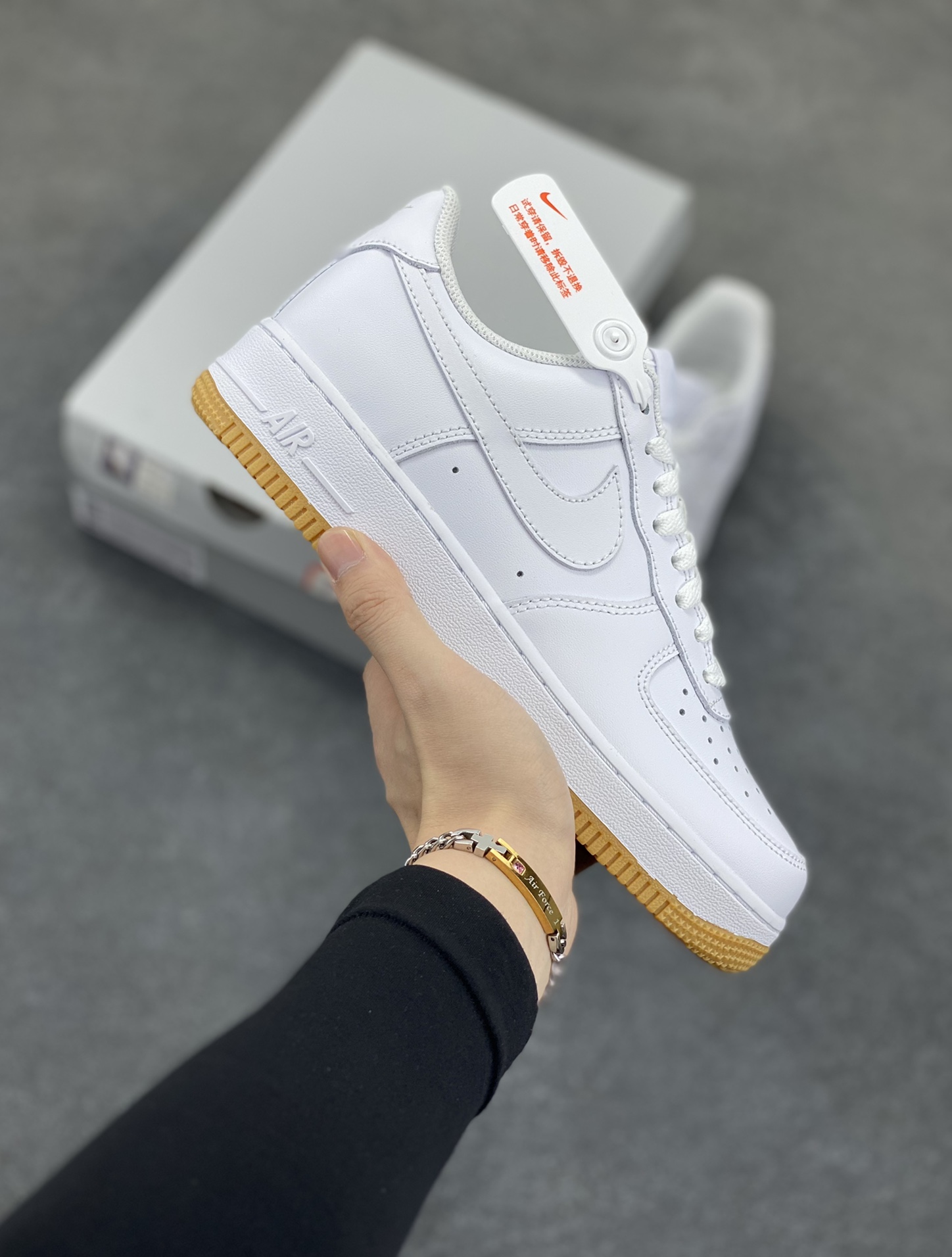 Nike Air Force 1 Low 白生胶 空军一号低帮运动休闲板鞋 原楦头原纸板 打造纯正空军版型#专注外贸渠道 全掌内置蜂窝气垫 #原盒配件 原厂中底钢印、拉帮完美 货号：DJ2739-100 尺码：36 36.5 37.5 38 38.5 39 40 40.5 41 42 42.5 43 44 44.5 45-选品中心