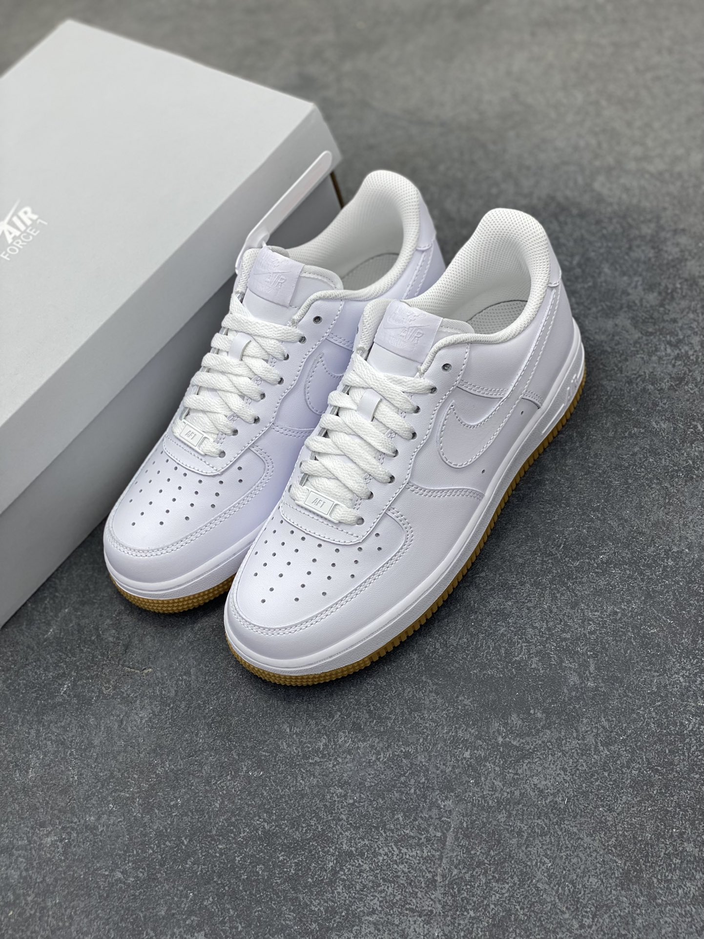 图片[8]-Nike Air Force 1 Low 白生胶 空军一号低帮运动休闲板鞋 原楦头原纸板 打造纯正空军版型#专注外贸渠道 全掌内置蜂窝气垫 #原盒配件 原厂中底钢印、拉帮完美 货号：DJ2739-100 尺码：36 36.5 37.5 38 38.5 39 40 40.5 41 42 42.5 43 44 44.5 45-选品中心