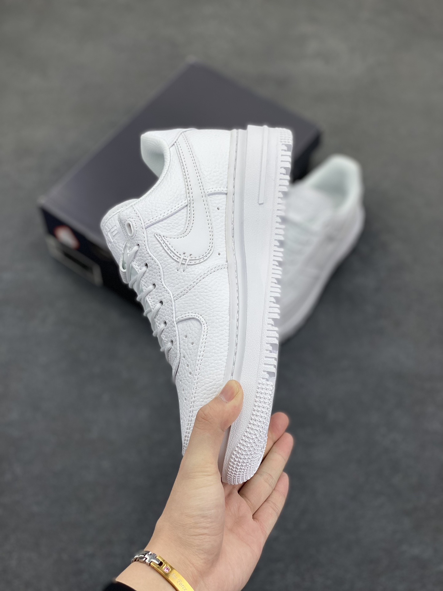 图片[3]-Nike Air Force 1 Low 空军一号低帮百搭休闲运动板鞋。柔软、弹性十足的缓震性能和出色的中底设计，横跨复古与现代的外型结合，造就出风靡全球三十多年的Force 1，直到今天还深受青睐。 货号：DD9605-001 尺码：36 36.5 37.5 38 38.5 39 40 40.5 41 42 42.5 43 44 44.5 45-选品中心