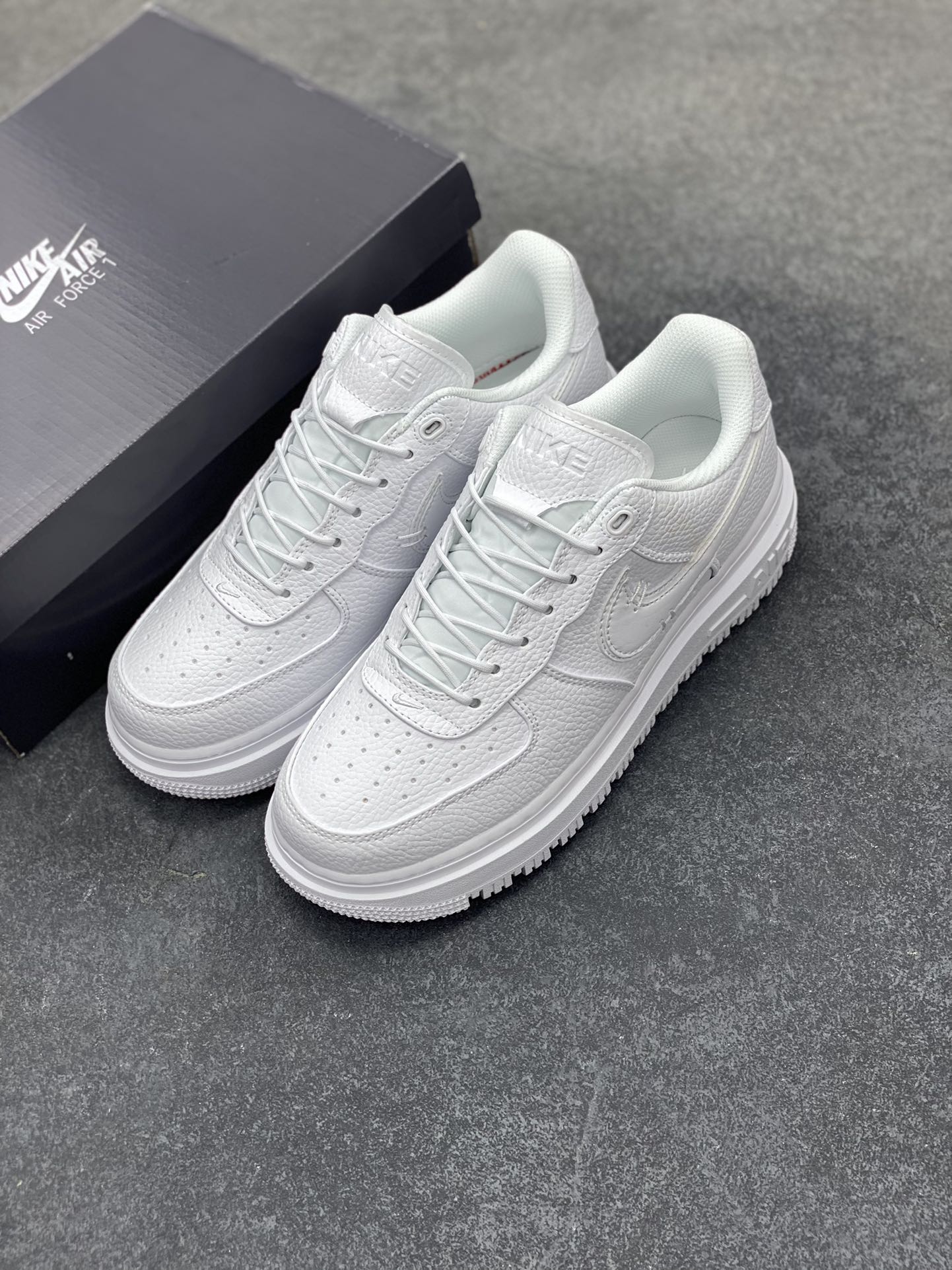 图片[8]-Nike Air Force 1 Low 空军一号低帮百搭休闲运动板鞋。柔软、弹性十足的缓震性能和出色的中底设计，横跨复古与现代的外型结合，造就出风靡全球三十多年的Force 1，直到今天还深受青睐。 货号：DD9605-001 尺码：36 36.5 37.5 38 38.5 39 40 40.5 41 42 42.5 43 44 44.5 45-选品中心