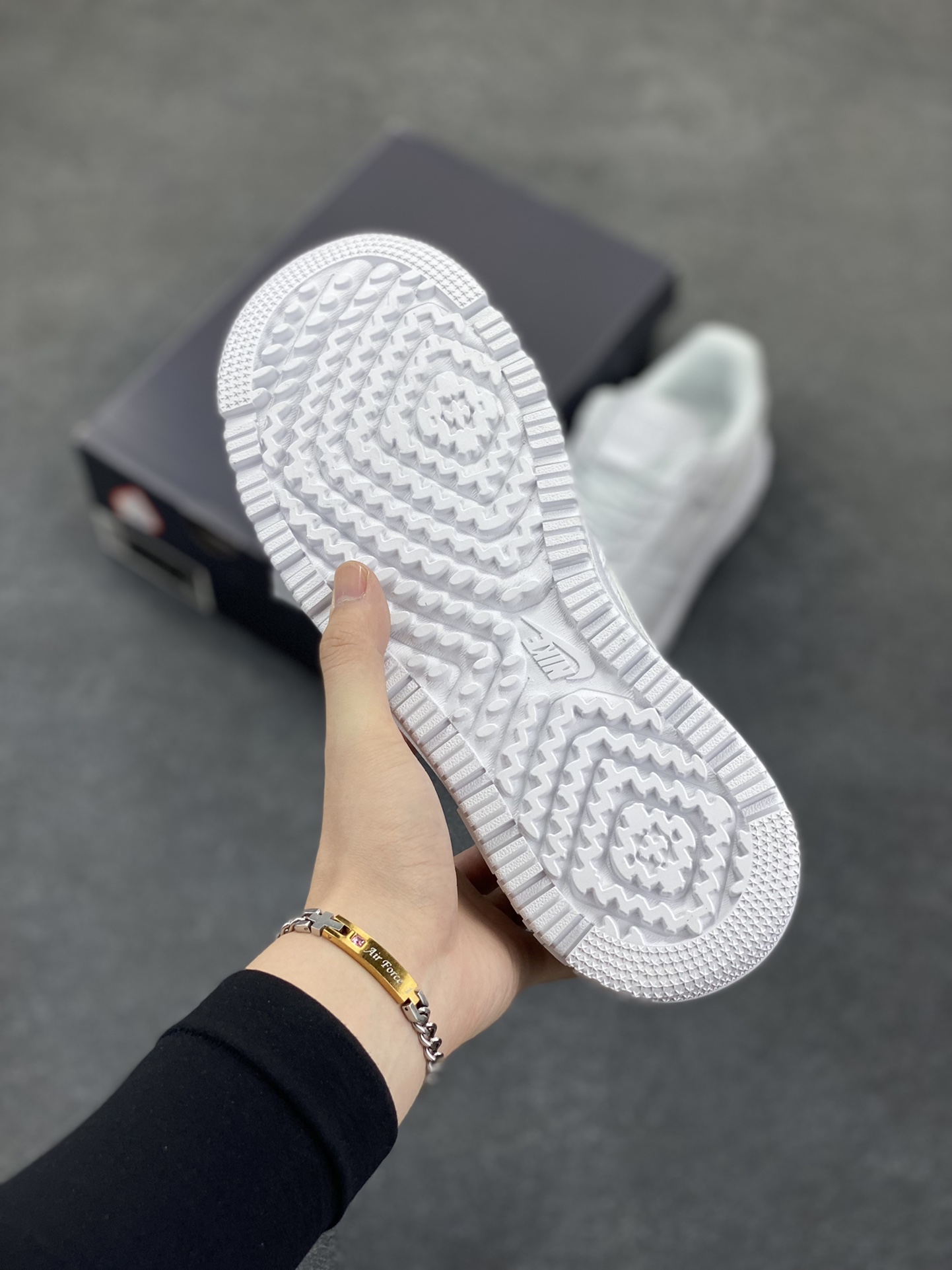 图片[5]-Nike Air Force 1 Low 空军一号低帮百搭休闲运动板鞋。柔软、弹性十足的缓震性能和出色的中底设计，横跨复古与现代的外型结合，造就出风靡全球三十多年的Force 1，直到今天还深受青睐。 货号：DD9605-001 尺码：36 36.5 37.5 38 38.5 39 40 40.5 41 42 42.5 43 44 44.5 45-选品中心