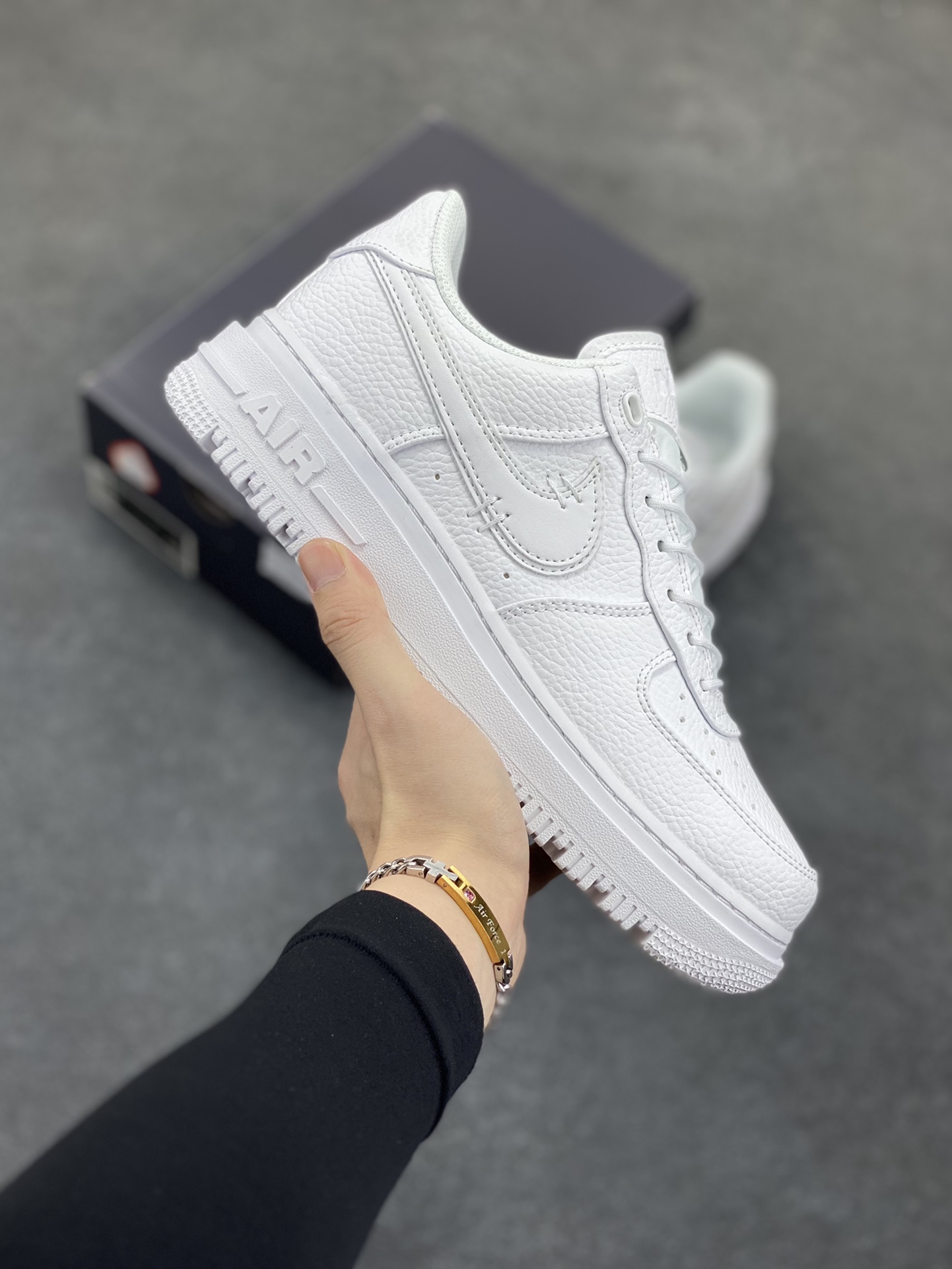 Nike Air Force 1 Low 空军一号低帮百搭休闲运动板鞋。柔软、弹性十足的缓震性能和出色的中底设计，横跨复古与现代的外型结合，造就出风靡全球三十多年的Force 1，直到今天还深受青睐。 货号：DD9605-001 尺码：36 36.5 37.5 38 38.5 39 40 40.5 41 42 42.5 43 44 44.5 45-选品中心