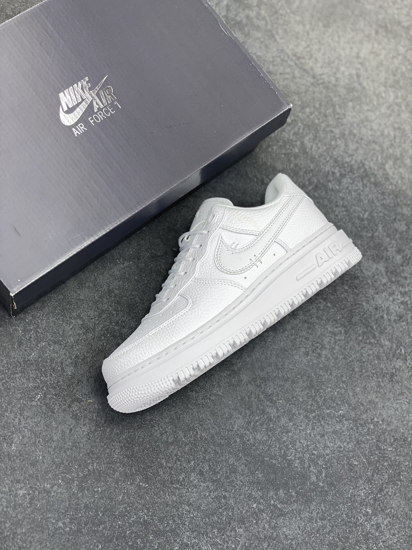 图片[7]-Nike Air Force 1 Low 空军一号低帮百搭休闲运动板鞋。柔软、弹性十足的缓震性能和出色的中底设计，横跨复古与现代的外型结合，造就出风靡全球三十多年的Force 1，直到今天还深受青睐。 货号：DD9605-001 尺码：36 36.5 37.5 38 38.5 39 40 40.5 41 42 42.5 43 44 44.5 45-选品中心