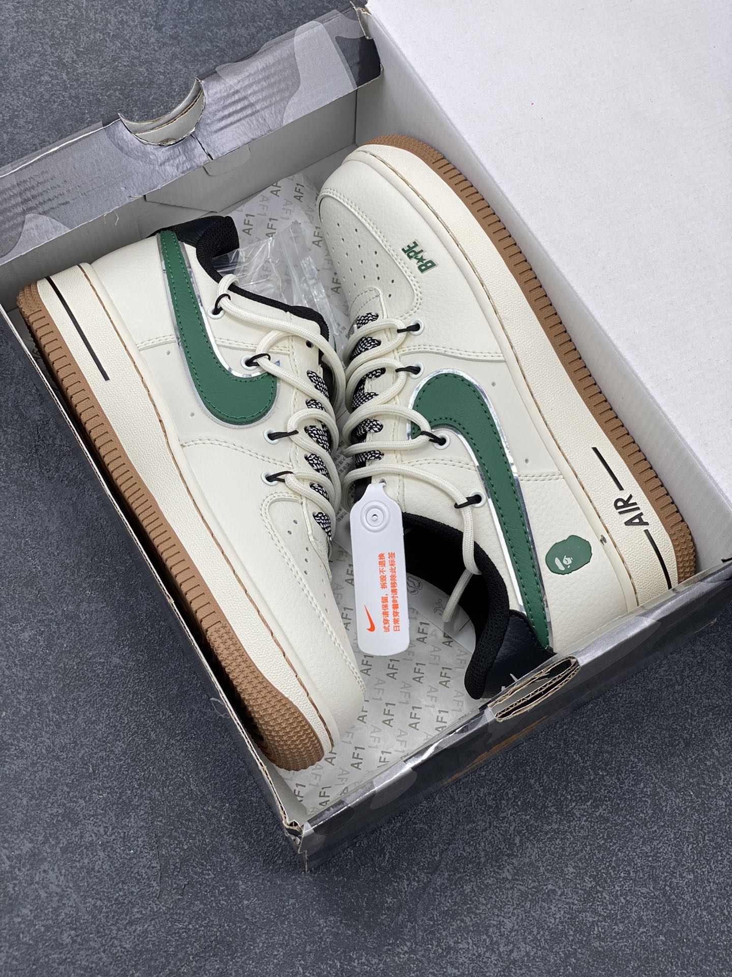 图片[9]-NIke Air Force 1 \’07 Low “Bape联名——米绿生胶抽绳”空军一号 低帮 运动鞋 休闲鞋 折边针车 工艺难度大 原楦头原纸板 原装鞋盒 定制五金配件 内置全掌气垫 原厂鞋底 货号：SJ1198-100 尺码：36 36.5 37.5 38 38.5 39 40 40.5 41 42 42.5 43 44 44.5 45-选品中心
