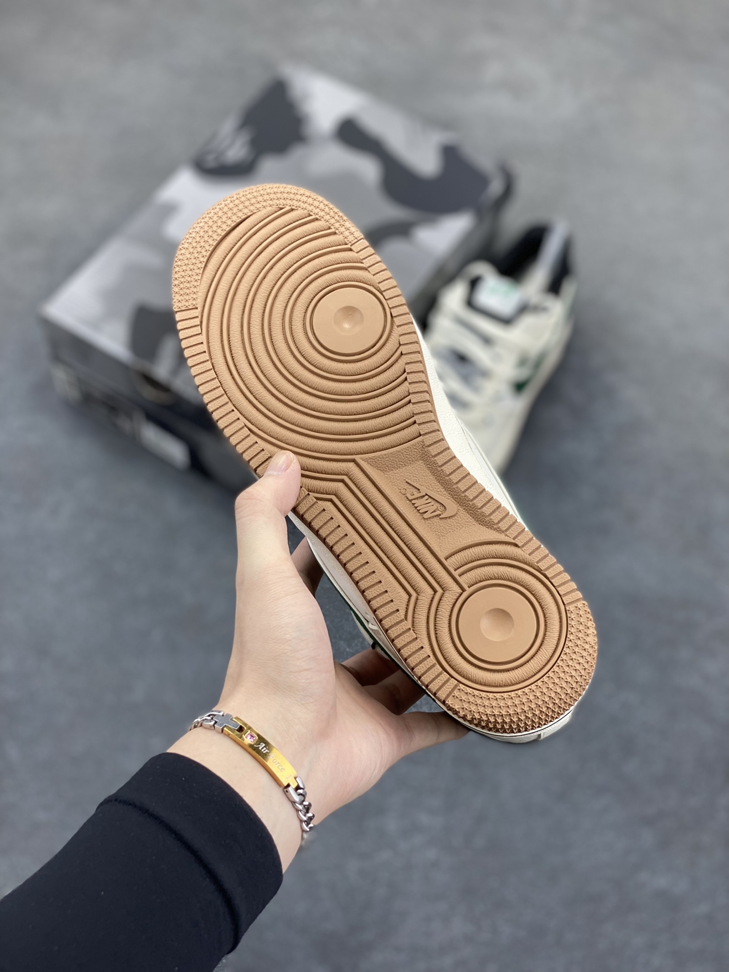 图片[5]-NIke Air Force 1 \’07 Low “Bape联名——米绿生胶抽绳”空军一号 低帮 运动鞋 休闲鞋 折边针车 工艺难度大 原楦头原纸板 原装鞋盒 定制五金配件 内置全掌气垫 原厂鞋底 货号：SJ1198-100 尺码：36 36.5 37.5 38 38.5 39 40 40.5 41 42 42.5 43 44 44.5 45-选品中心