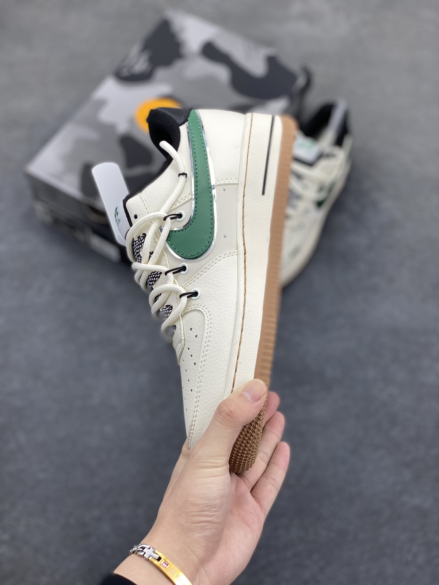 图片[3]-NIke Air Force 1 \’07 Low “Bape联名——米绿生胶抽绳”空军一号 低帮 运动鞋 休闲鞋 折边针车 工艺难度大 原楦头原纸板 原装鞋盒 定制五金配件 内置全掌气垫 原厂鞋底 货号：SJ1198-100 尺码：36 36.5 37.5 38 38.5 39 40 40.5 41 42 42.5 43 44 44.5 45-选品中心