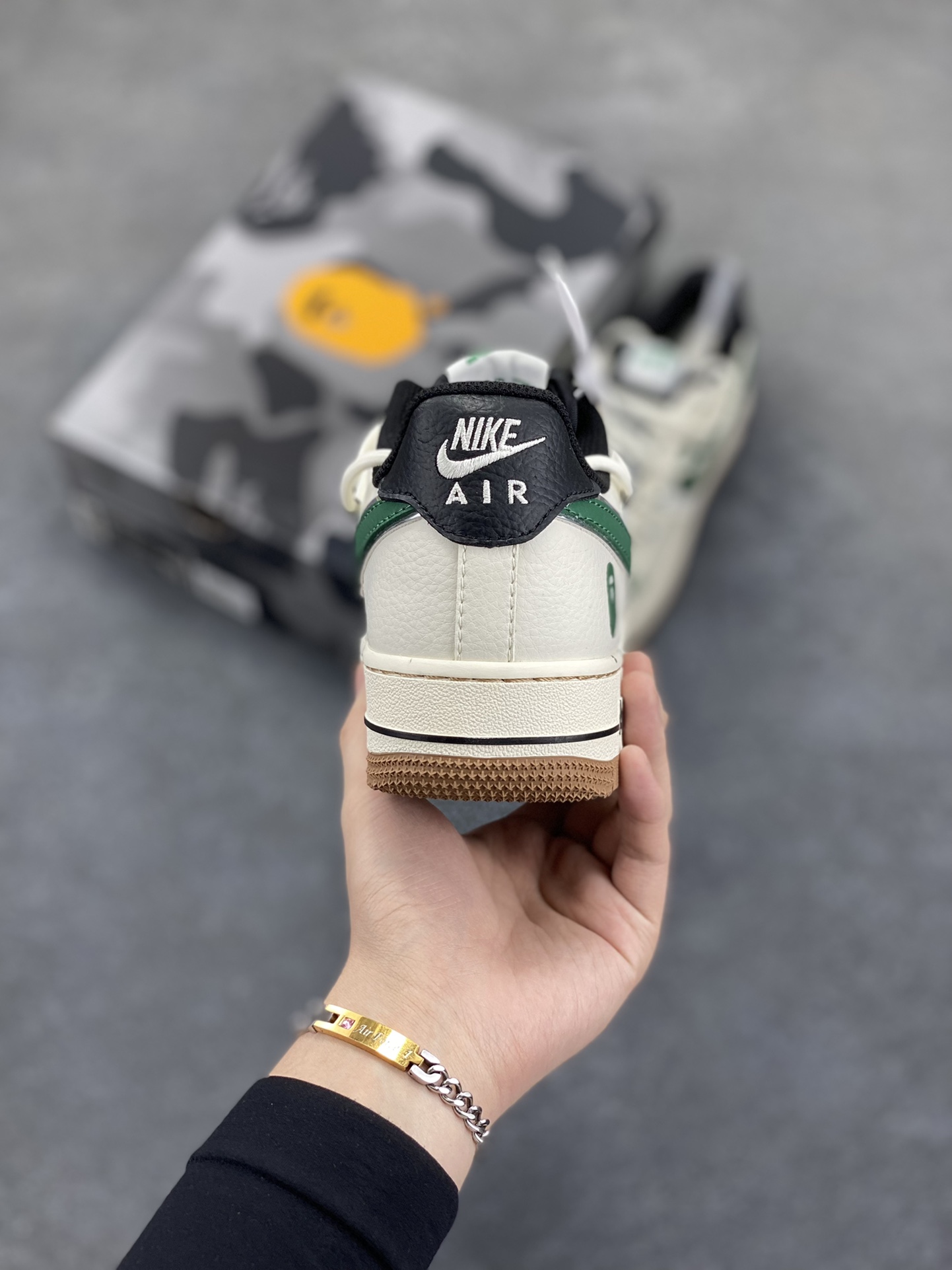 图片[4]-NIke Air Force 1 \’07 Low “Bape联名——米绿生胶抽绳”空军一号 低帮 运动鞋 休闲鞋 折边针车 工艺难度大 原楦头原纸板 原装鞋盒 定制五金配件 内置全掌气垫 原厂鞋底 货号：SJ1198-100 尺码：36 36.5 37.5 38 38.5 39 40 40.5 41 42 42.5 43 44 44.5 45-选品中心
