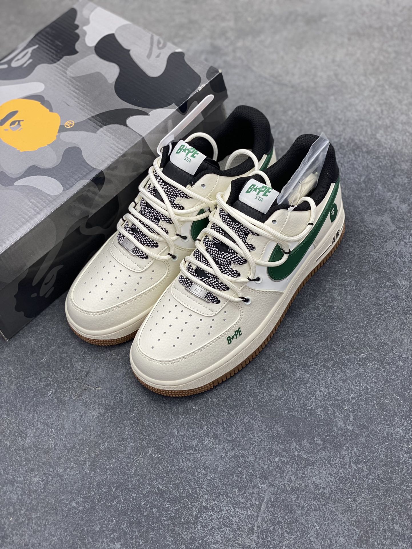 图片[8]-NIke Air Force 1 \’07 Low “Bape联名——米绿生胶抽绳”空军一号 低帮 运动鞋 休闲鞋 折边针车 工艺难度大 原楦头原纸板 原装鞋盒 定制五金配件 内置全掌气垫 原厂鞋底 货号：SJ1198-100 尺码：36 36.5 37.5 38 38.5 39 40 40.5 41 42 42.5 43 44 44.5 45-选品中心